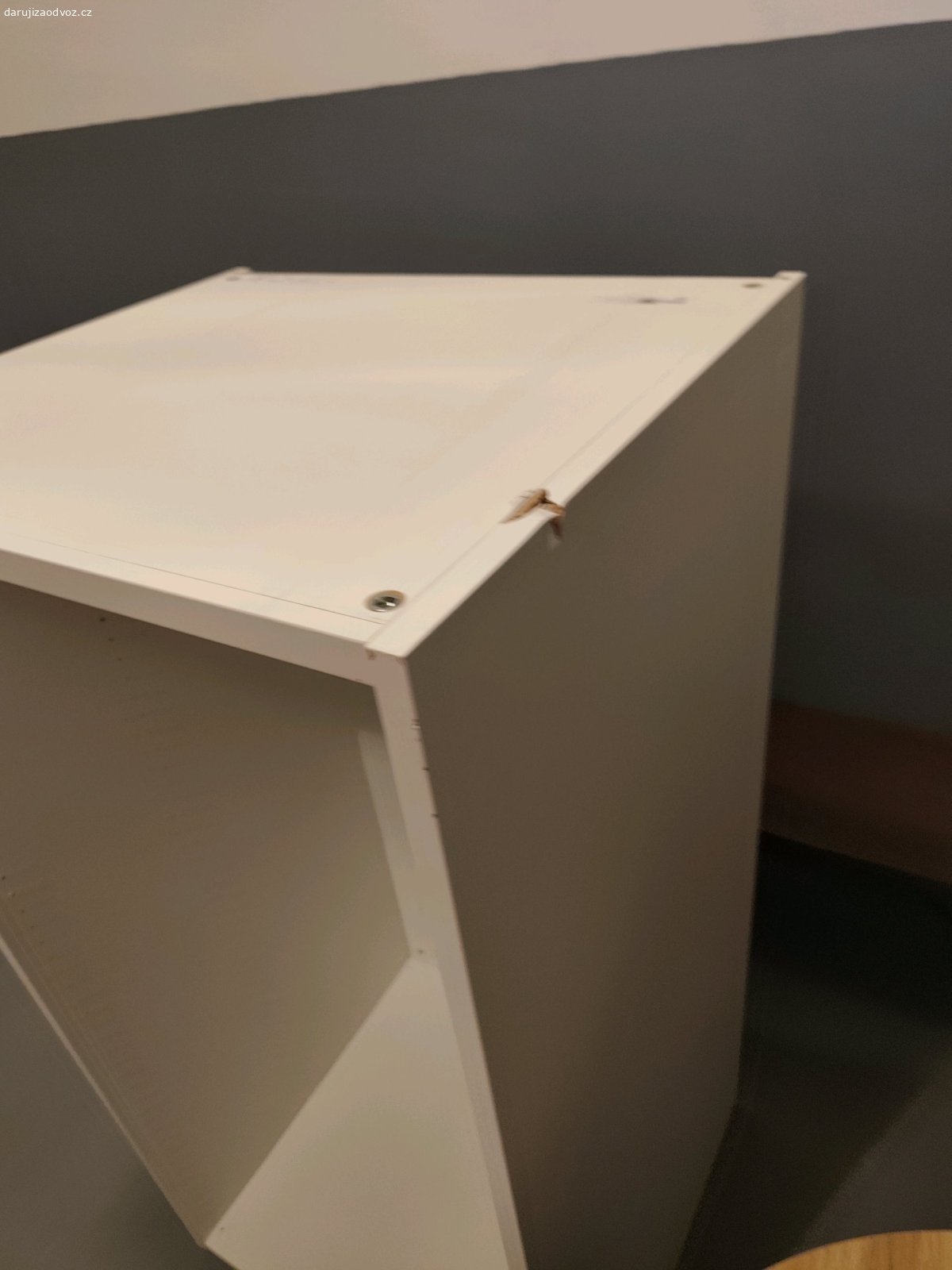 Skřín 120x60x55. Daruji skříň PLATSA z IKEA, kde se dají dokoupit i poličky a další doplňky. Výška 120cm, šířka 60 cm, hloubka 55 cm.