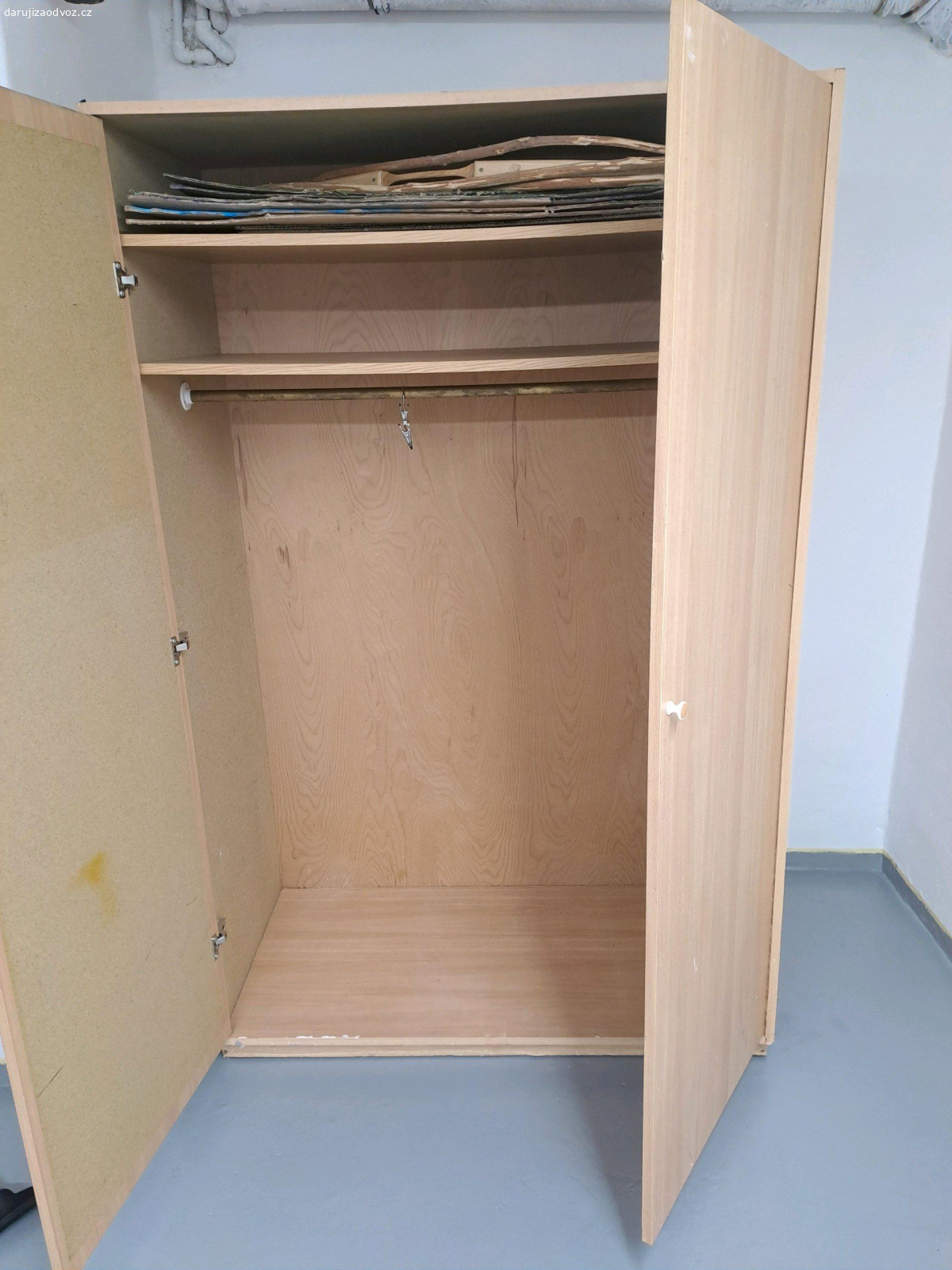 Skříň 200x127x60cm. Potažená tapetou v dekoru dřeva, tl.desek 19 mm, bytelná, vhodná do dílny