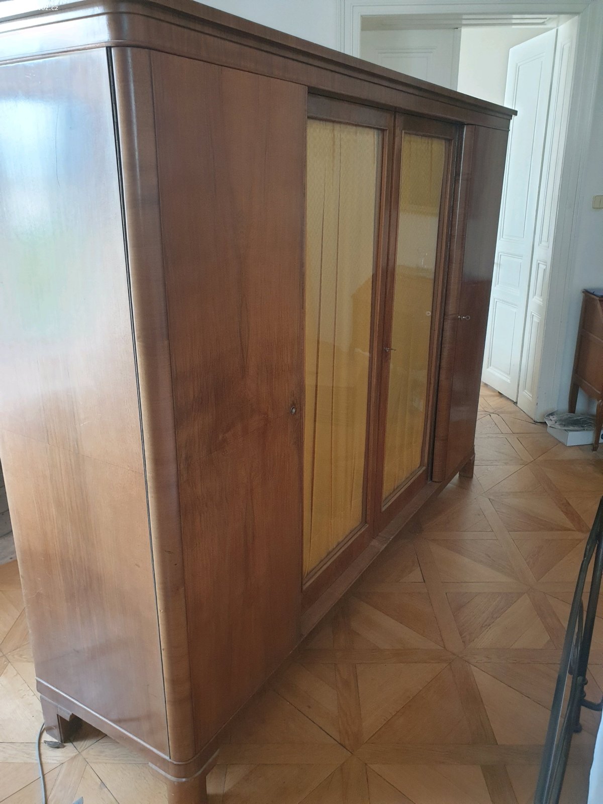 skříň a noční stolky. Nabízíme historickou skříň o délce 257cm, hloubce 65cm, výška 195cm. 

Skříň lze rozložit o odvézt ve složenem stavu.