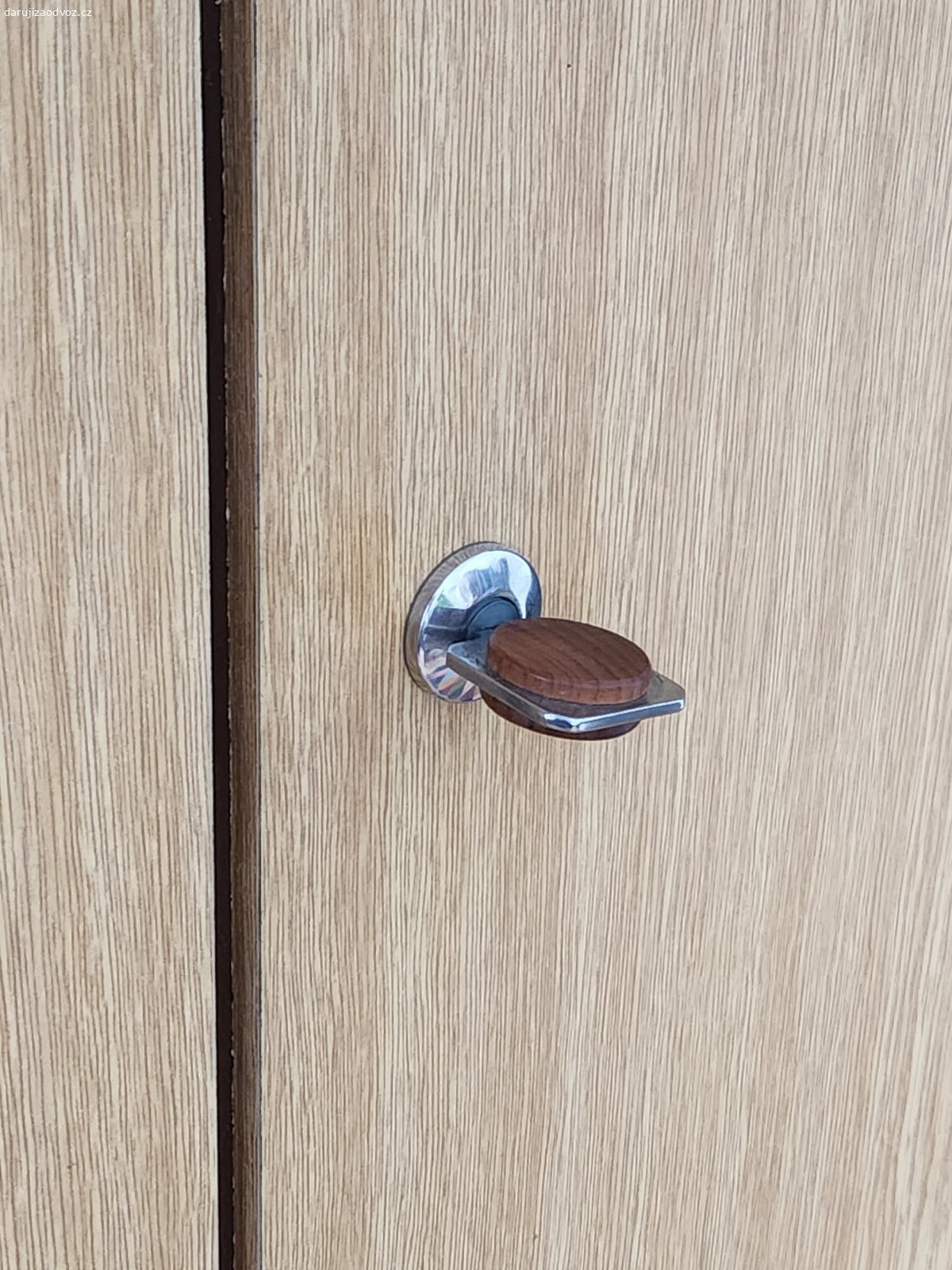 Skříň na 3 díly. Stará skříň. Díly nahoře a vedle sebe se dají rozdělit. Rozměry v obrázku.