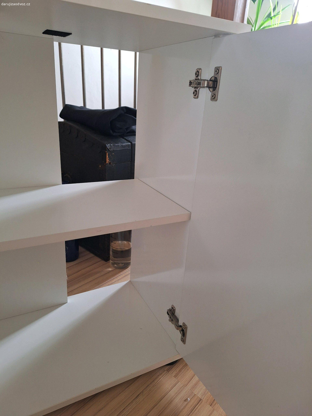 skříň pod akvarium. rozmery viz obrazek. dobry stav. lehce poskozena horni deska.