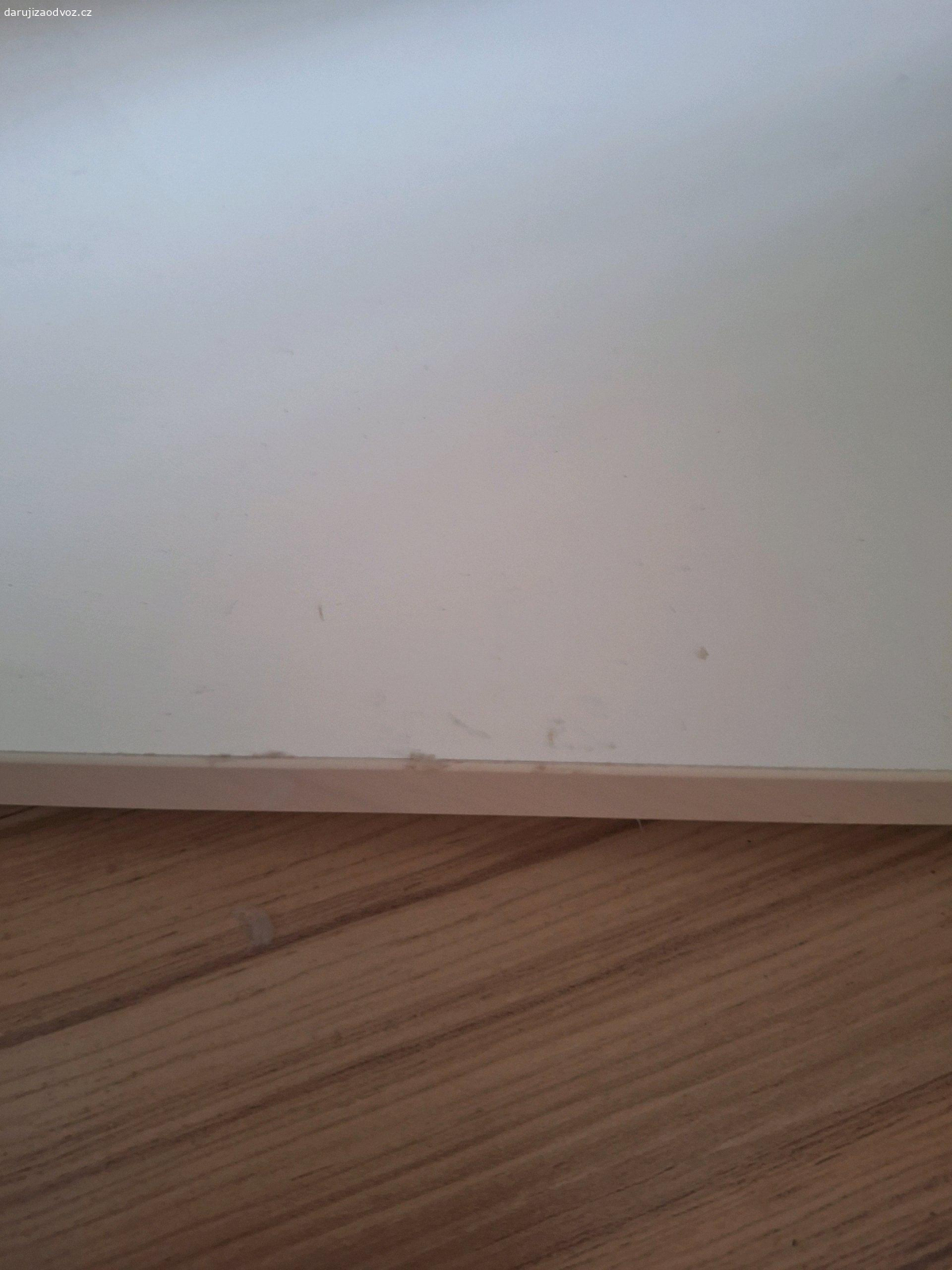 skříň pod akvarium. rozmery viz obrazek. dobry stav. lehce poskozena horni deska.