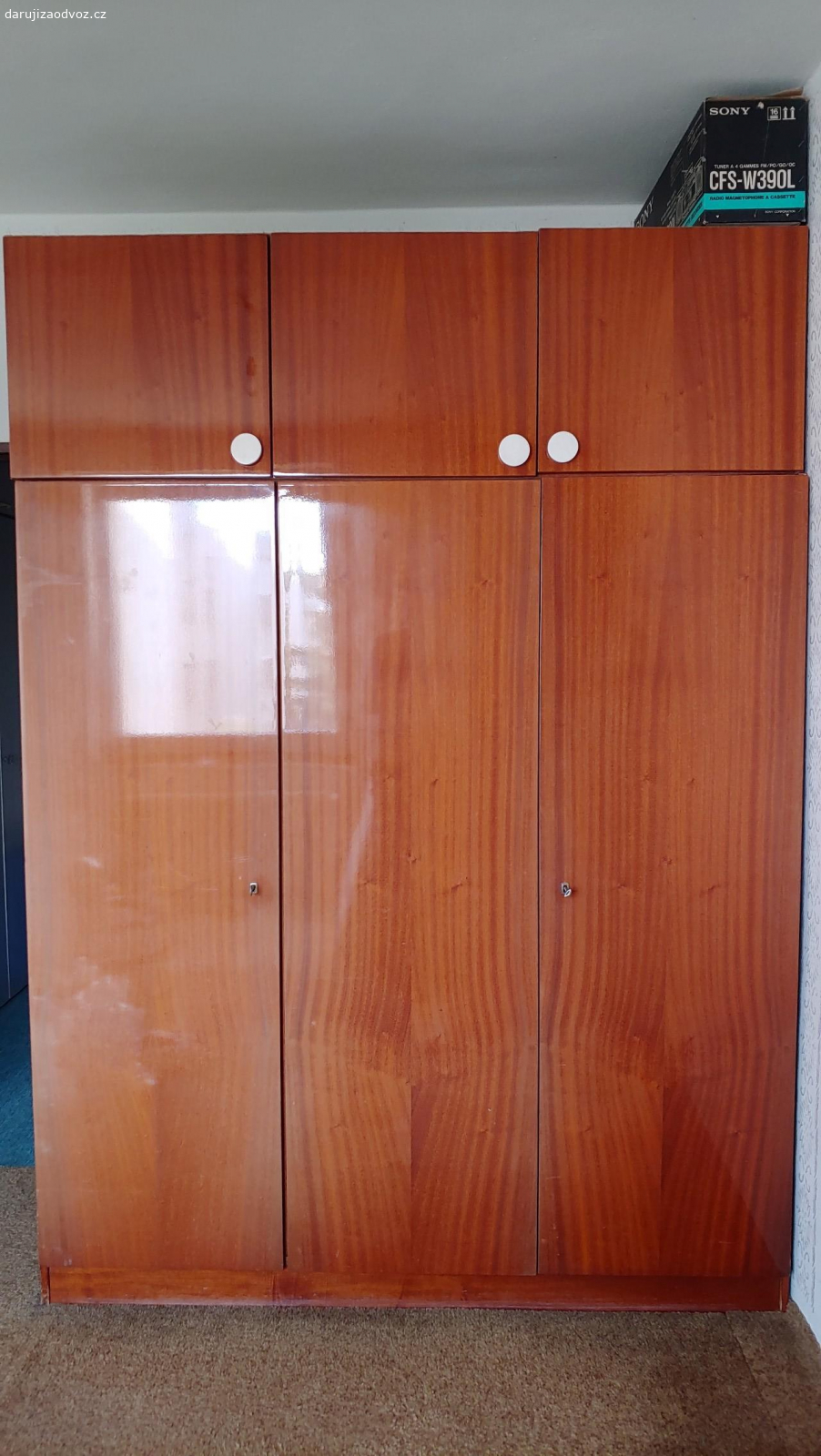 Skříň s nastavcem. Za odvoz 2xskříň s nástavcem. Rozměry 182x110x60, 182x160x60, nástavec 50x110x60. Stav perfektní. Nutný vlastní odnos z 2.patra bez výtahu. Odvoz nejdéle do středy 6.8.