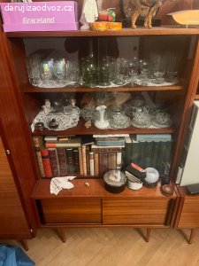 Daruji skříň s vitrínou