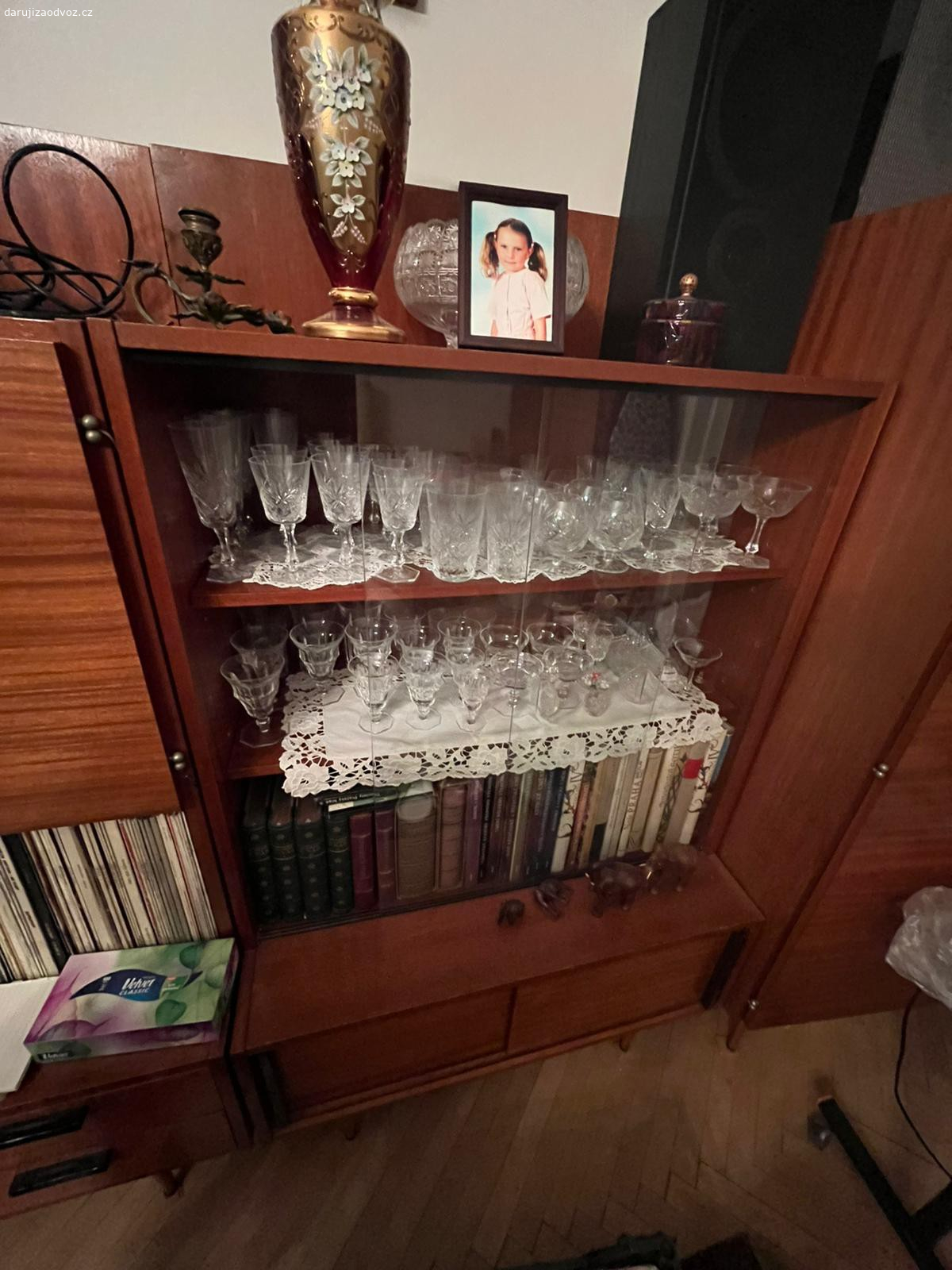 Daruji skříň s vitrínou. 1x Vitrína se spodní skříňkou: v 164 cm, š cca 90,  h 50 cm

cca z 60. let v zachovalém stavu, nábytek Dřevotvar. Mam celou sadu podobneho nabytku, podivejte se na ostatni moje nabidky.

prosim kontaktujte me na email