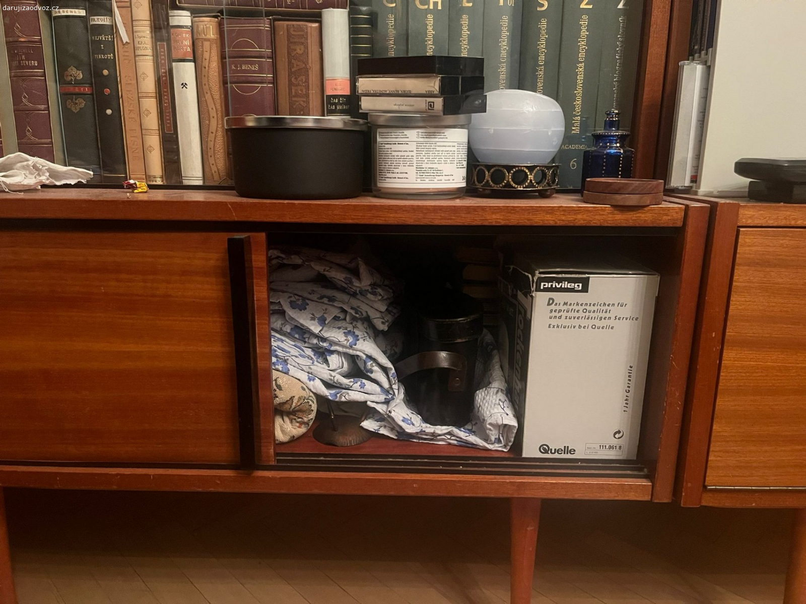 Daruji skříň s vitrínou. 1x Vitrína se spodní skříňkou: v 164 cm, š cca 90,  h 50 cm

cca z 60. let v zachovalém stavu, nábytek Dřevotvar. Mam celou sadu podobneho nabytku, podivejte se na ostatni moje nabidky.

prosim kontaktujte me na email