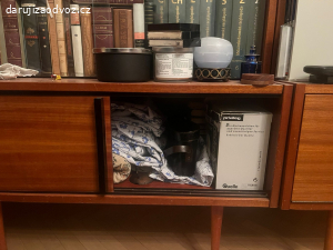 Daruji skříň s vitrínou