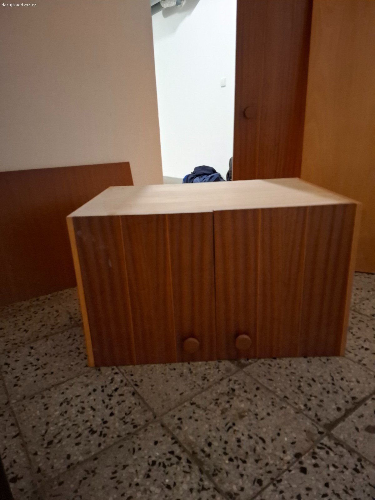 Skříň šatní + nástavec. Daruji za odvoz Skříň šatní + nástavec
Skříň
Šířka: 83 cm
Výška: 161 cm
Hloubka: 58,5 cm
Nástavec
Šířka 83 cm
výška 50,5 cm
Hloubka 58,5 cm
Včetně police do šatní skříně a včetně police do nástavce.
Pouze celá sada.
Pravé dveře pouze demontovány.
