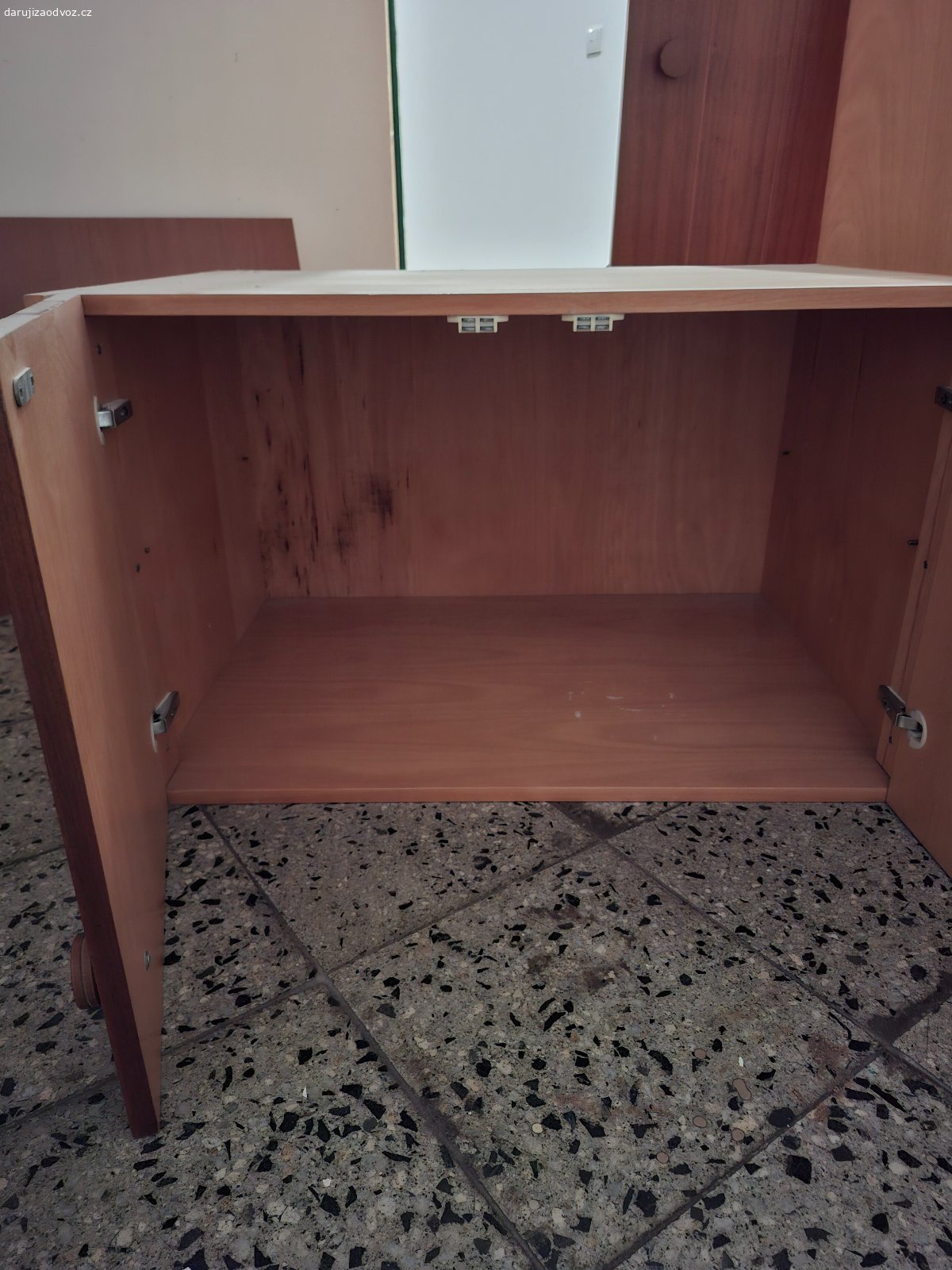 Skříň šatní + nástavec. Daruji za odvoz Skříň šatní + nástavec
Skříň
Šířka: 83 cm
Výška: 161 cm
Hloubka: 58,5 cm
Nástavec
Šířka 83 cm
výška 50,5 cm
Hloubka 58,5 cm
Včetně police do šatní skříně a včetně police do nástavce.
Pouze celá sada.
Pravé dveře pouze demontovány.