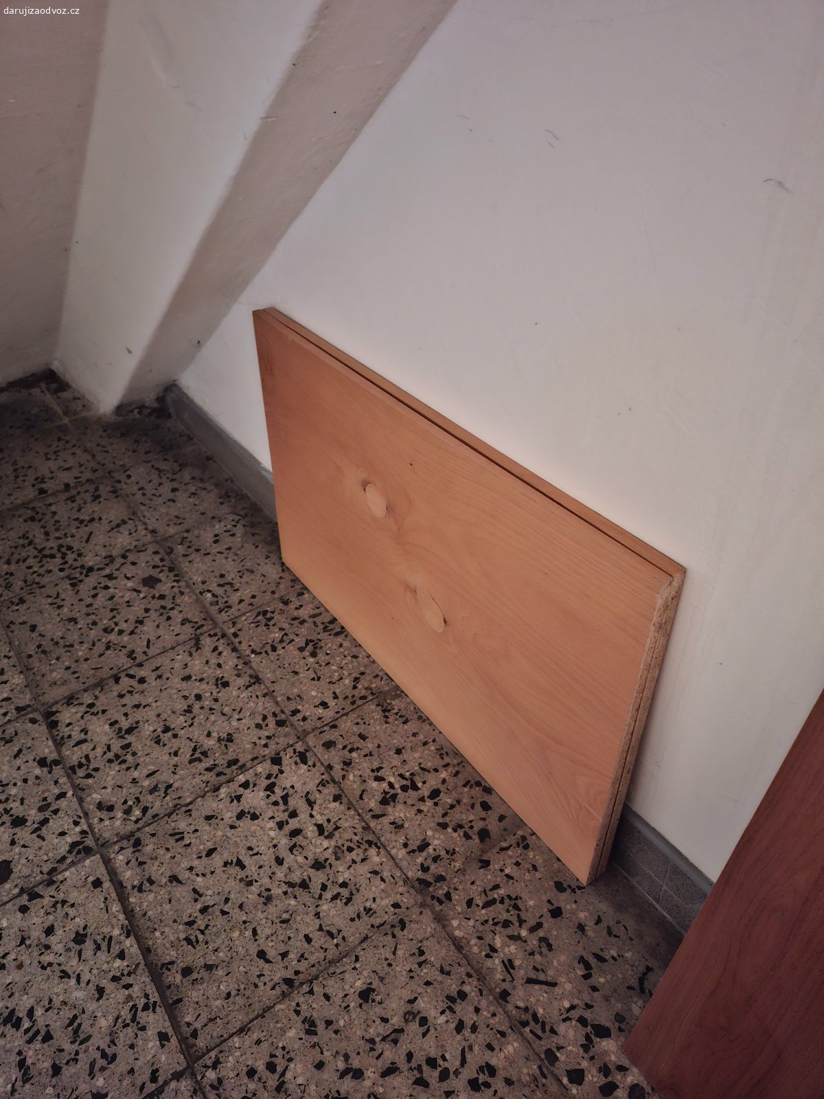 Skříň šatní + nástavec. Daruji za odvoz Skříň šatní + nástavec
Skříň
Šířka: 83 cm
Výška: 161 cm
Hloubka: 58,5 cm
Nástavec
Šířka 83 cm
výška 50,5 cm
Hloubka 58,5 cm
Včetně police do šatní skříně a včetně police do nástavce.
Pouze celá sada.
Pravé dveře pouze demontovány.