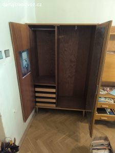 Skříň šatní