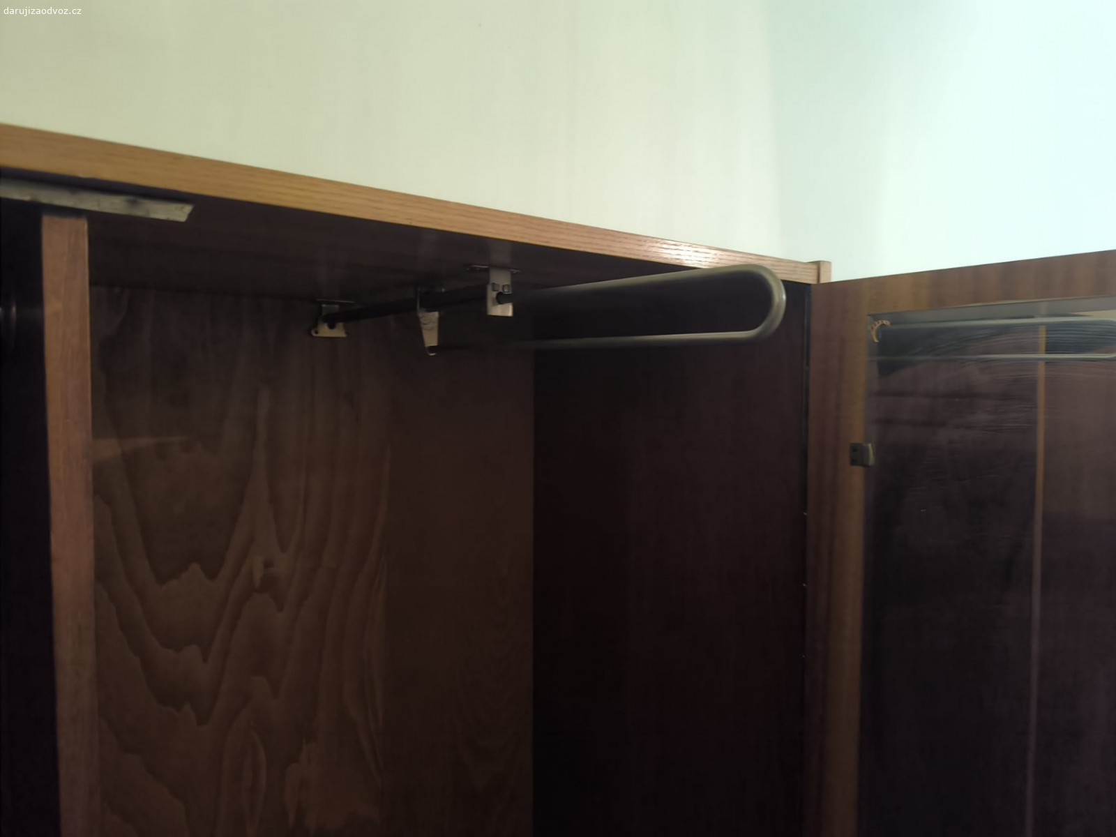 Skříň šatní. Skříň má výsuvný držák na ramínka, fotka je ponechána, dá se případně sundat.