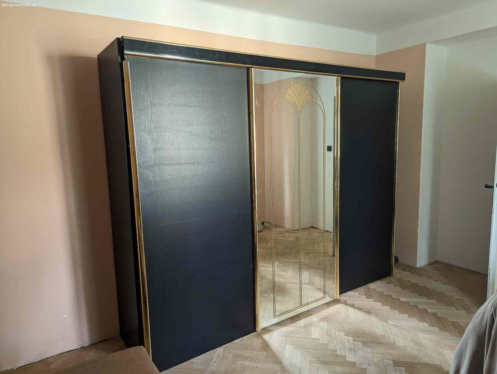 Skříň za odvoz. Šatní skříň s posuvnými dveřmi a zrcadlem. Levé dveře jsou poškozené - závěsné úchyty do kolejniček pro posouvání jsou utržené. Rozměry (šířka x výška x hloubka) v cm: 276 x 213 x 60.