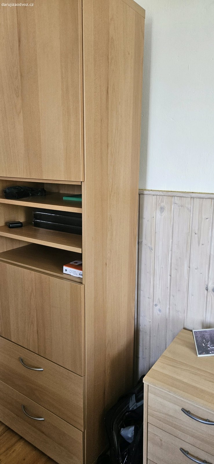 Daruji skříň za odvoz. zachovalá dětská skříň