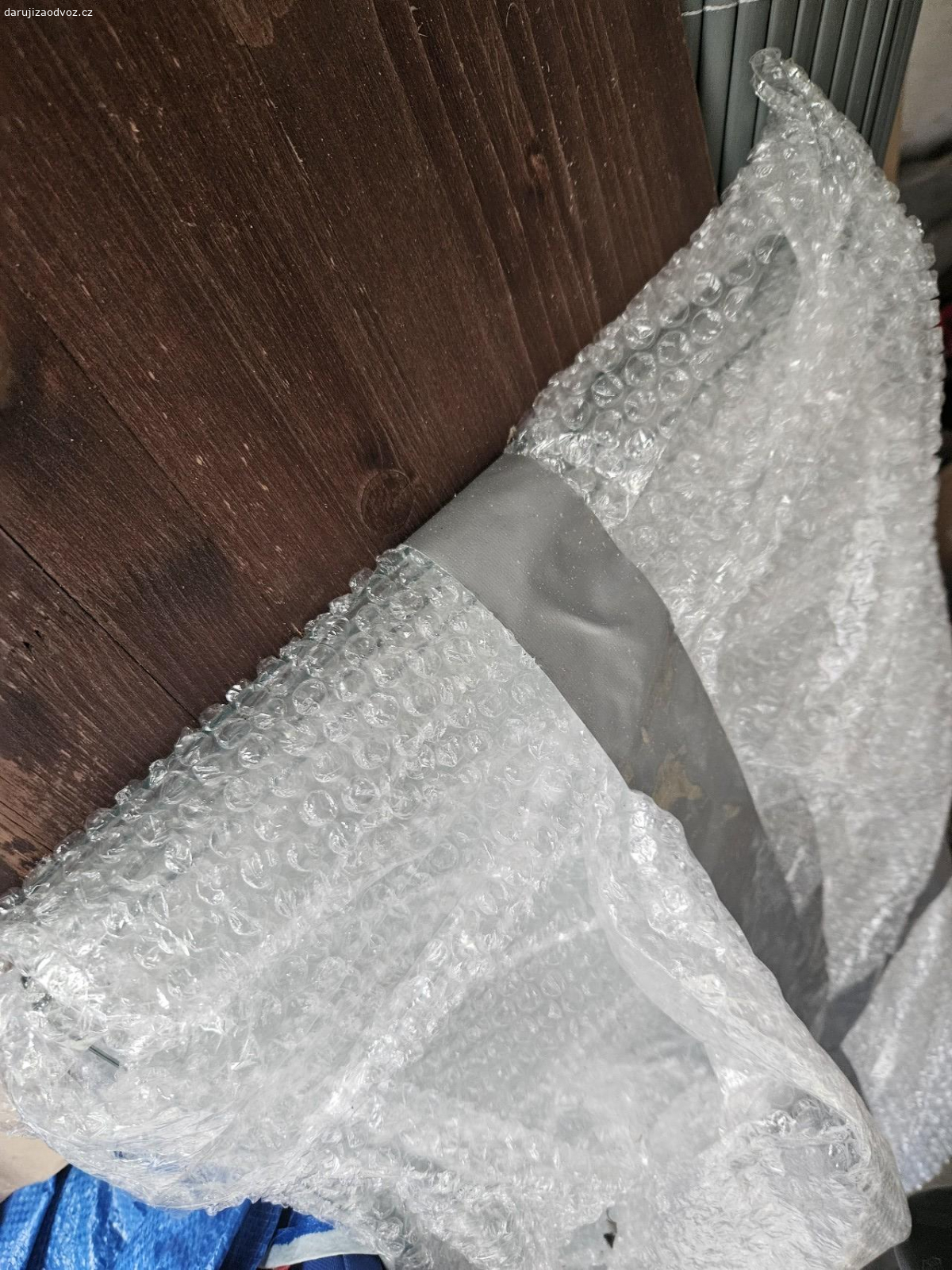 Skříň. Daruji starodávnou skříň včetně čtyř skleněných policí. Zasloužila by si renovaci ideálně myslím.

Rozměry:

Šířka cca 96cm
Hloubka cca 50cm
Výška v nejvyšším vodě 170cm, jinak 158cm viz foto.

Odvoz ideálně zítra (16.7) či čtvrtek/pátek (17.,18.)