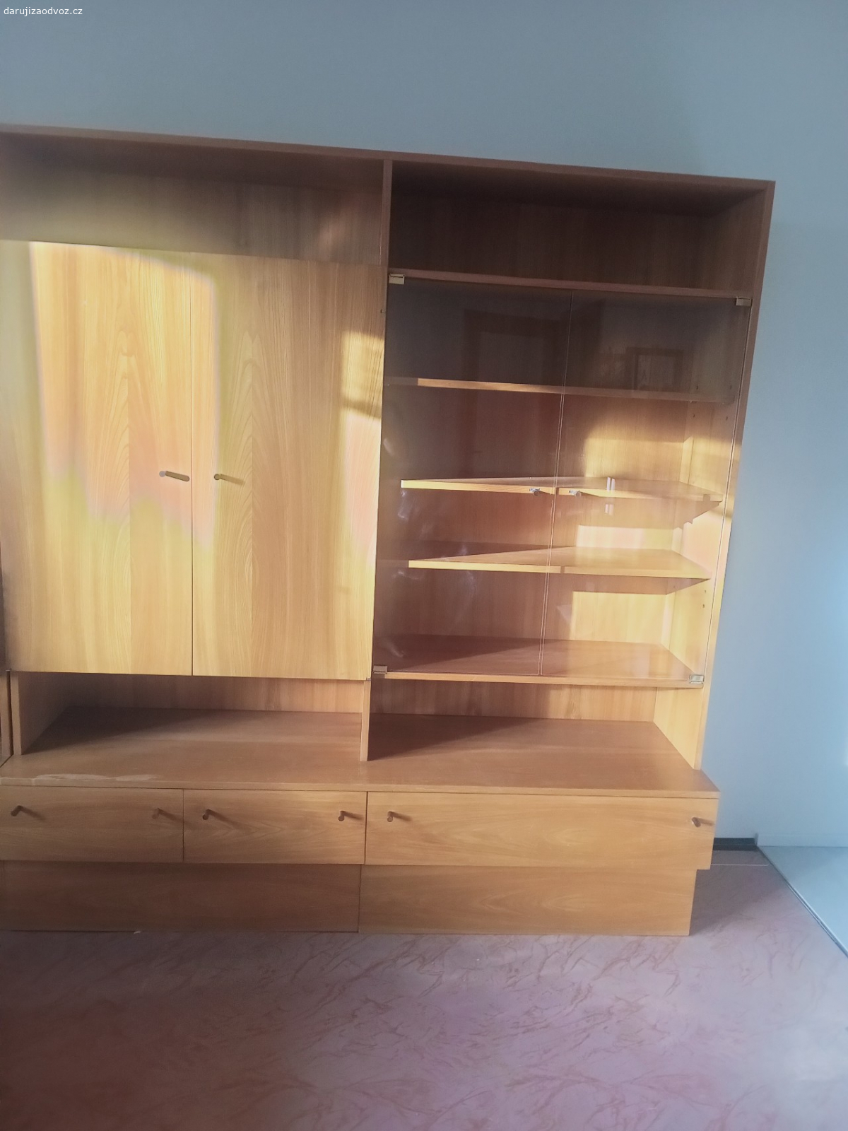 skříň. Darujeme za odvoz velkou těžkou dřevěnou skříň. Skříň je z masivu a je dost těžká. V případě zájmu je možné domluvit termín. ideální by bylo v týdnu okolo 6 hodiny večer nebo o víkendu. Prosím SMS nebo e-mail. Děkuji.