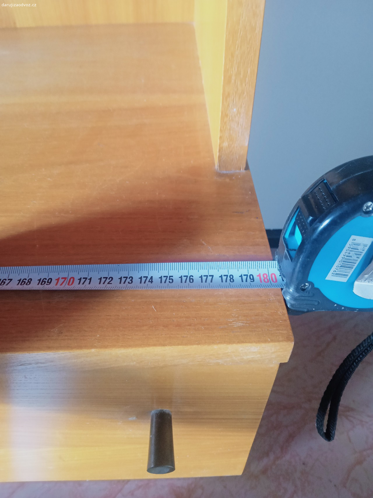 skříň. Darujeme za odvoz velkou těžkou dřevěnou skříň. Skříň je z masivu a je dost těžká. V případě zájmu je možné domluvit termín. ideální by bylo v týdnu okolo 6 hodiny večer nebo o víkendu. Prosím SMS nebo e-mail. Děkuji.