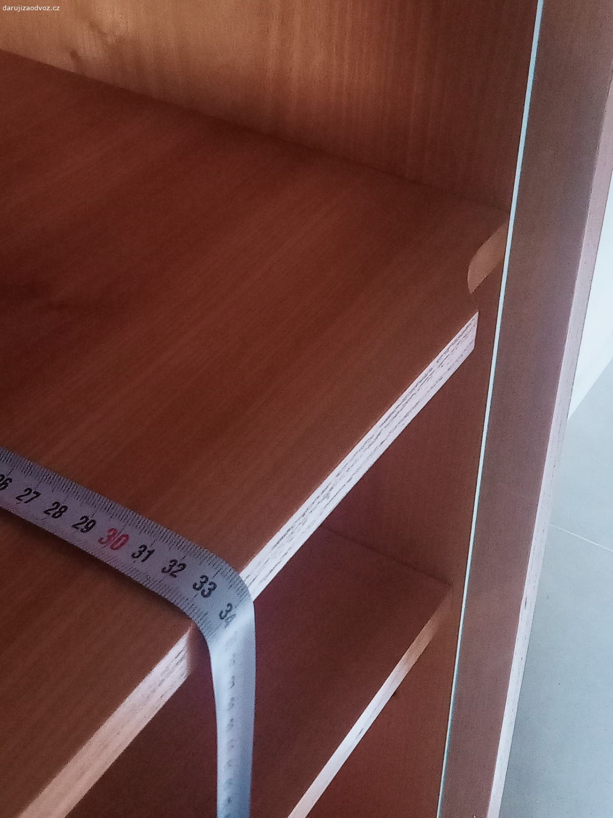 skříň. Darujeme za odvoz velkou těžkou dřevěnou skříň. Skříň je z masivu a je dost těžká. V případě zájmu je možné domluvit termín. ideální by bylo v týdnu okolo 6 hodiny večer nebo o víkendu. Prosím SMS nebo e-mail. Děkuji.