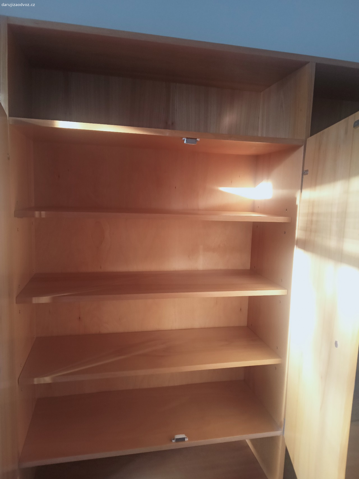 skříň. Darujeme za odvoz velkou těžkou dřevěnou skříň. Skříň je z masivu a je dost těžká. V případě zájmu je možné domluvit termín. ideální by bylo v týdnu okolo 6 hodiny večer nebo o víkendu. Prosím SMS nebo e-mail. Děkuji.