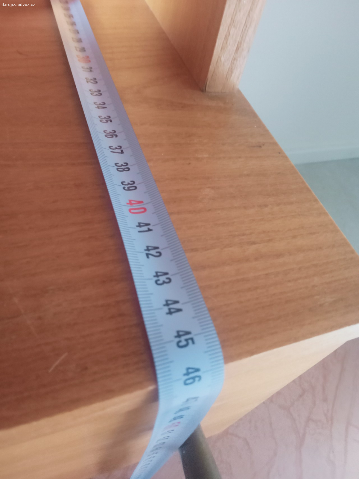 skříň. Darujeme za odvoz velkou těžkou dřevěnou skříň. Skříň je z masivu a je dost těžká. V případě zájmu je možné domluvit termín. ideální by bylo v týdnu okolo 6 hodiny večer nebo o víkendu. Prosím SMS nebo e-mail. Děkuji.