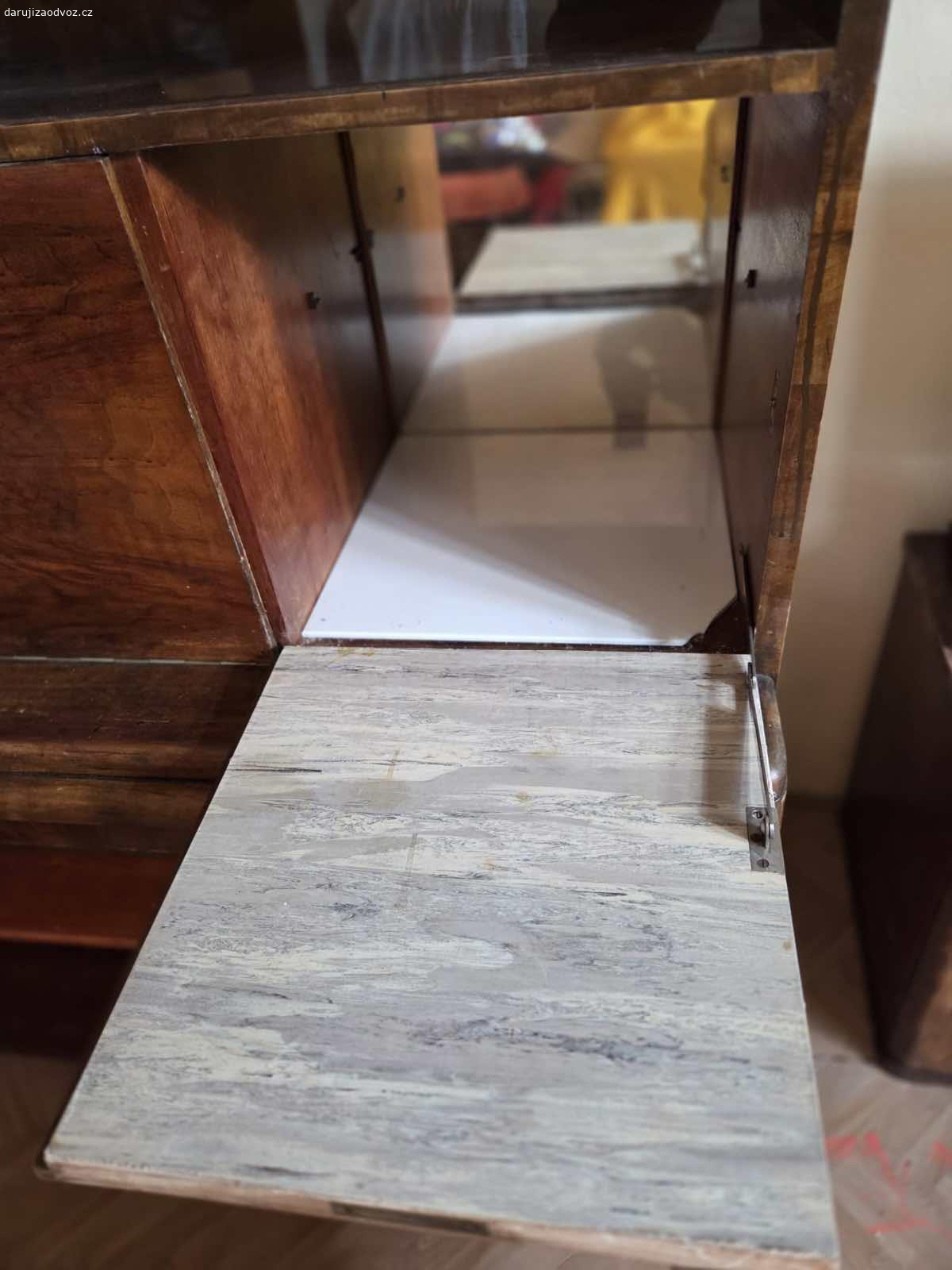 Skříň. Dubová skříň napodobenina Jindricha Halabaly. Aktivní do smazání inzerátu
