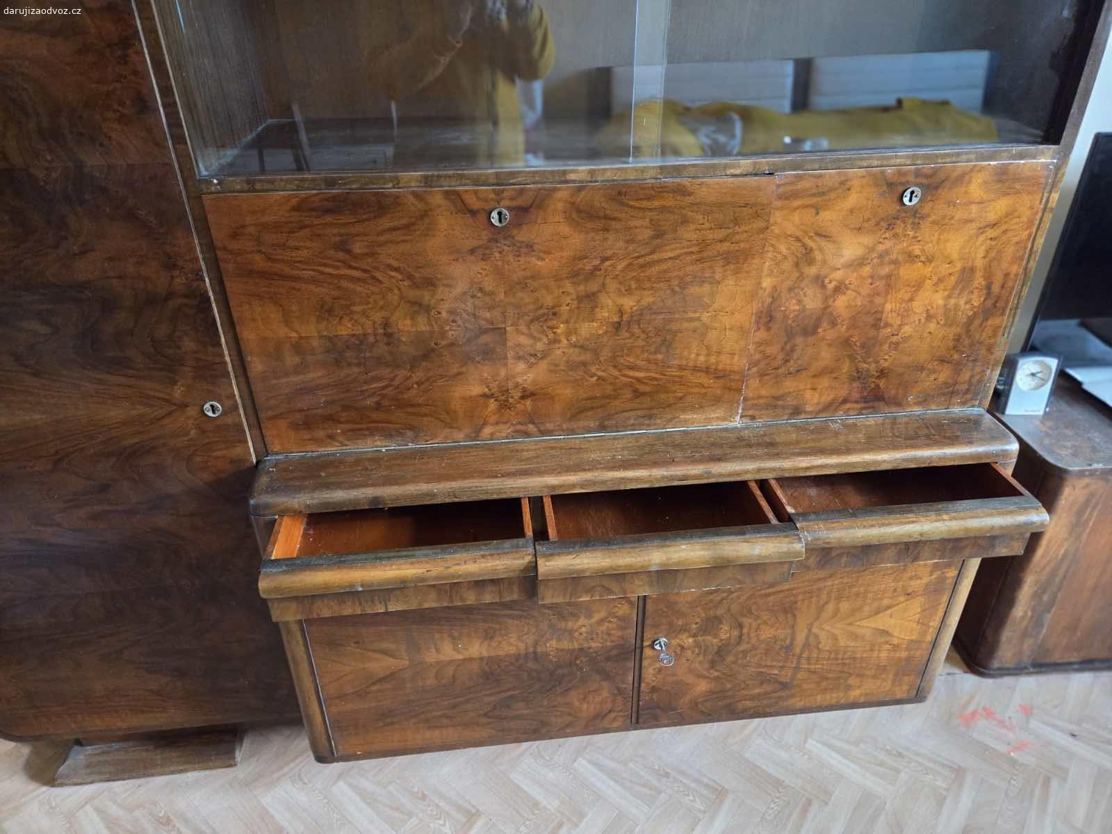 Skříň. Dubová skříň napodobenina Jindricha Halabaly. Aktivní do smazání inzerátu