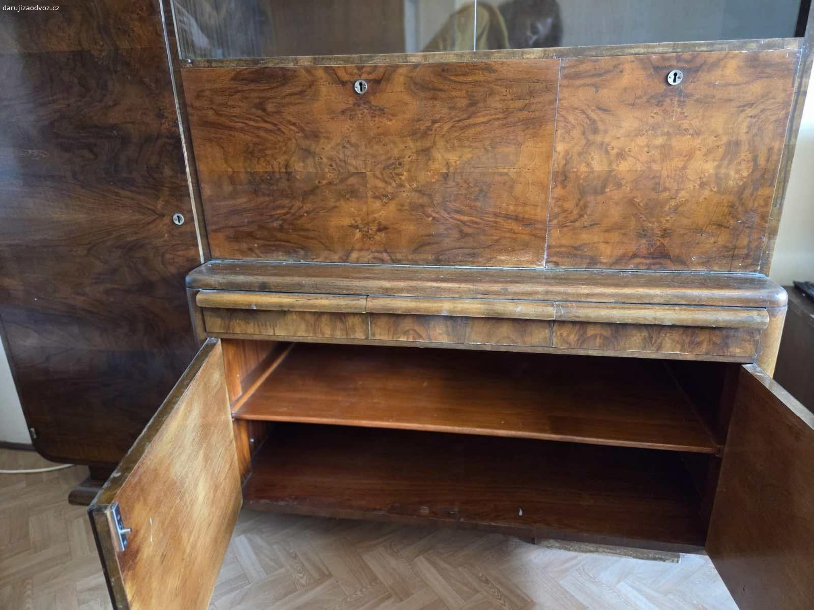 Skříň. Dubová skříň napodobenina Jindricha Halabaly. Aktivní do smazání inzerátu