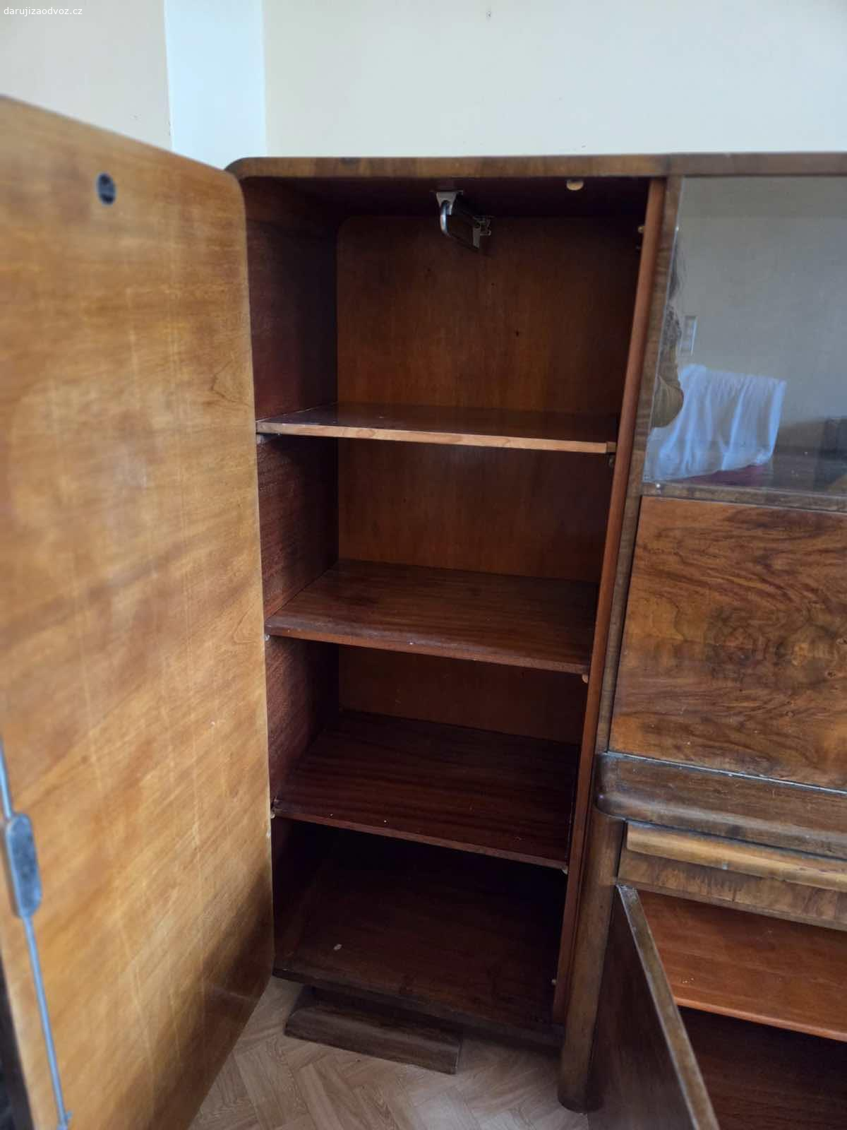 Skříň. Dubová skříň napodobenina Jindricha Halabaly. Aktivní do smazání inzerátu