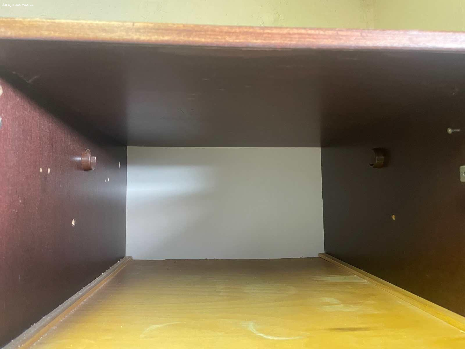RETRO skříň - ZA ODVOZ! (165 x 50 x 60 cm). Daruji ZA ODVOZ RETRO skříň. Bez vad! Rozměry: výška 165 cm, šířka 50 cm a hloubka 60 cm. NUTNÝ vlastní odvoz a odnos, hlavně kvůli váze!! Rudl mám k dispozici, pro naložení do auta. K vyzvednutí u Zbečna na Rakovnicku (50 min od Prahy) po předchozí domluvě. Daruji další věci za ODVOZ viz. inzeráty!