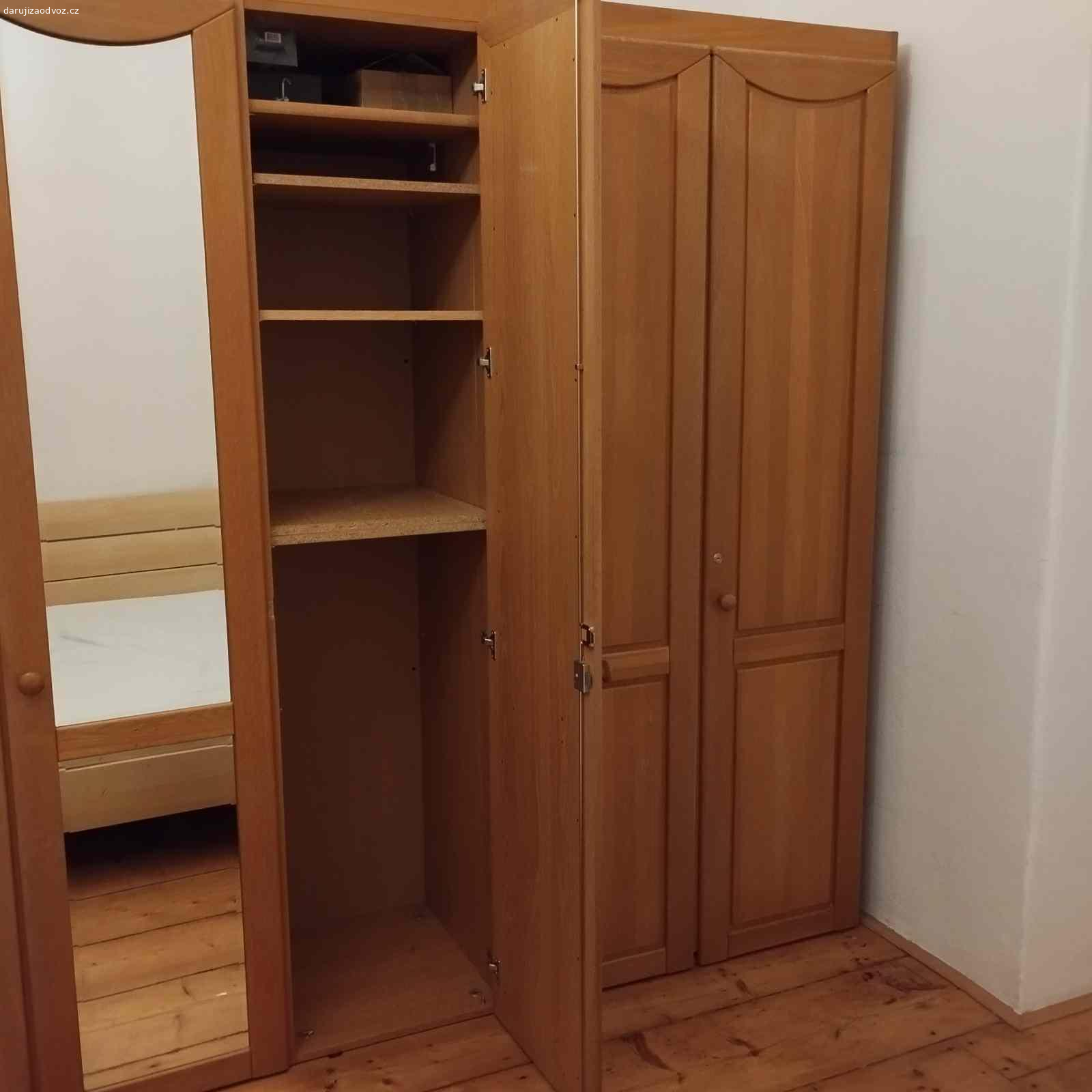 skříň. třídílná skříň zhruba 3m dlouhá