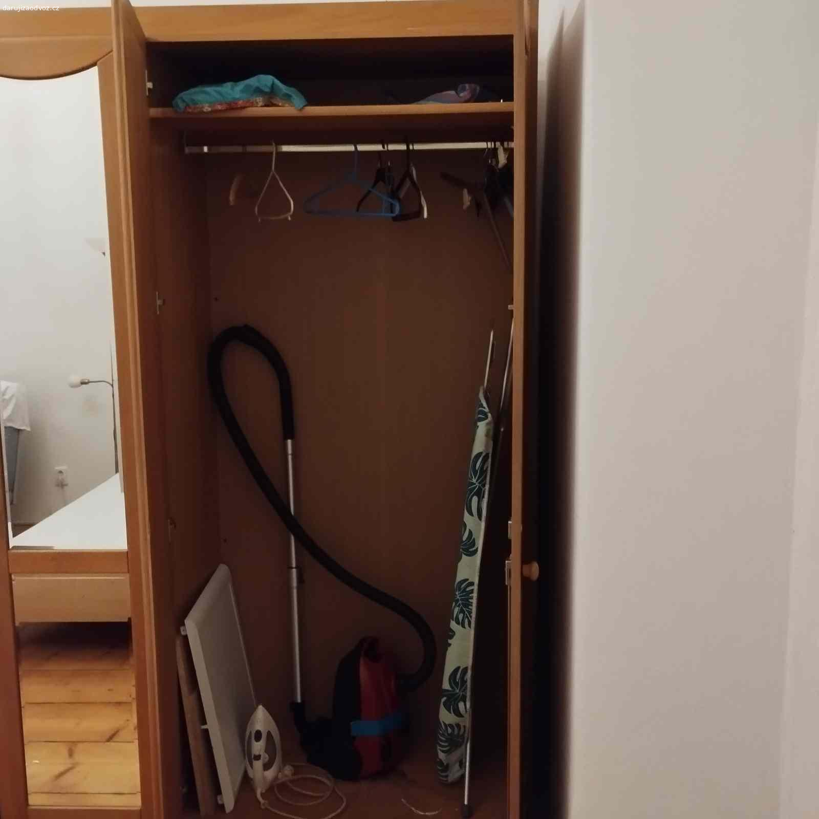skříň. třídílná skříň zhruba 3m dlouhá