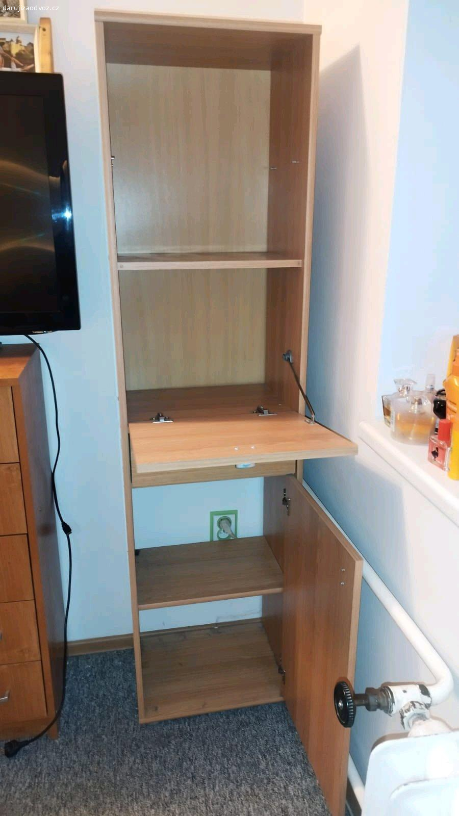 skříň. ve spodní polovině chybí záda.