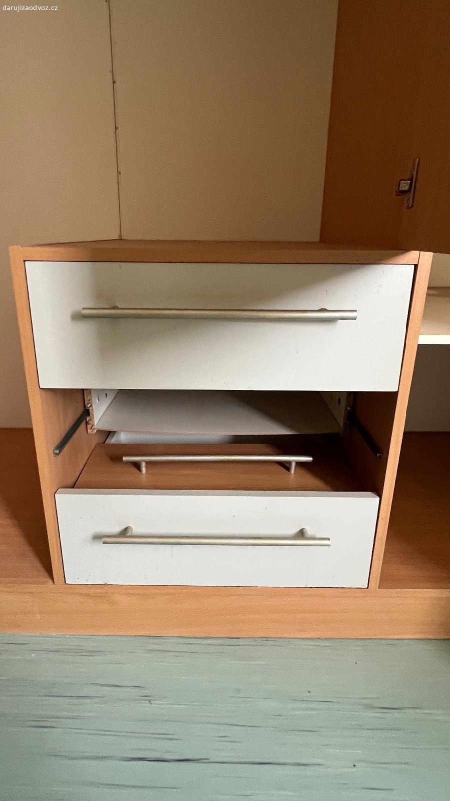 Skříň. Nabízím prostornou šatní skříň v zachovalém stavu. Jediný problém je jeden vylomený šuplík, ale někdo šikovný by si mohl zvládnout opravit. Rozměry cca 201 x 148 x 58,5 (V x Š x H). Vlastní vystěhování a odvoz nutný. Nechám za odvoz nebo nějakou drobnost.