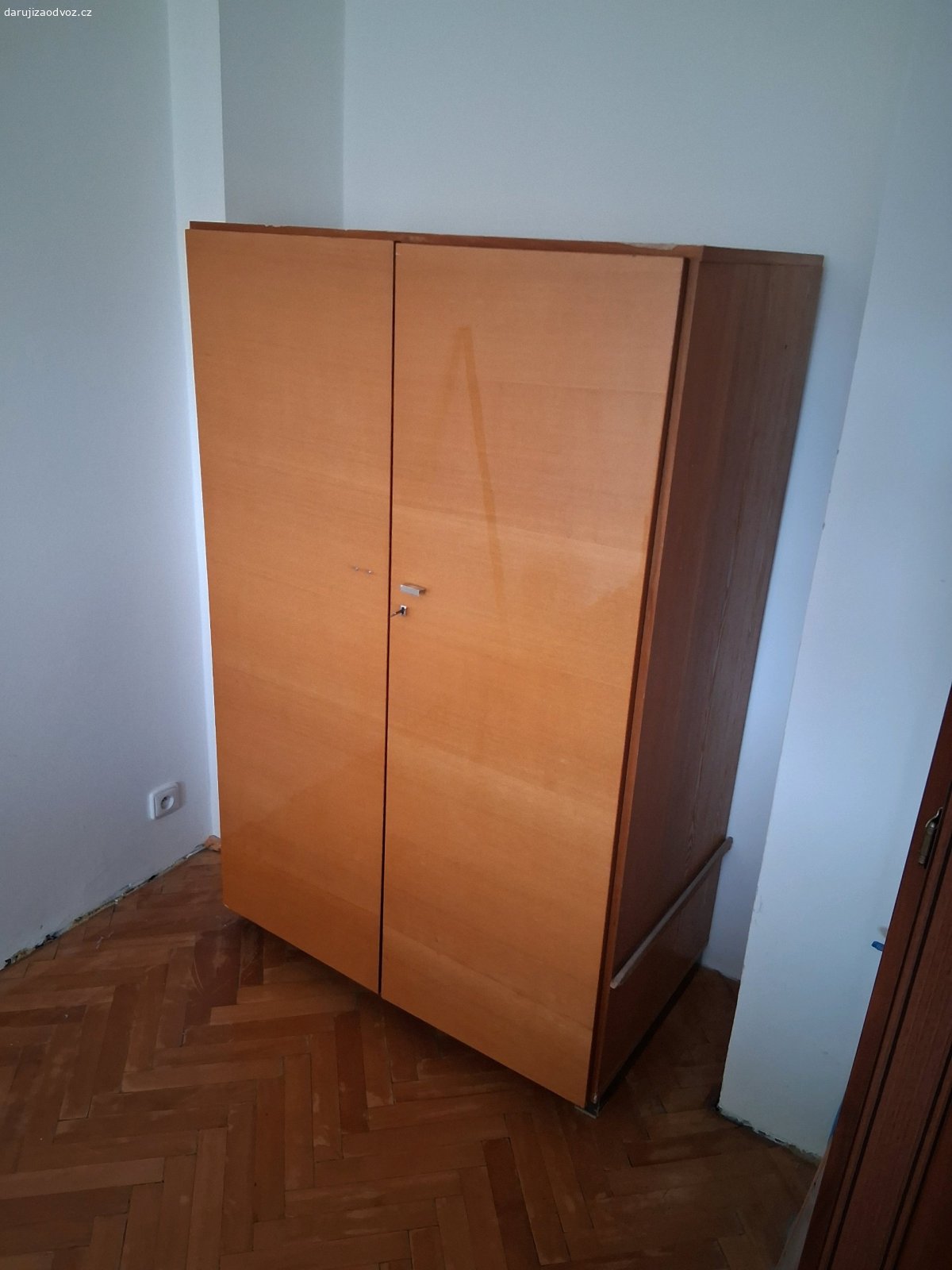 skříň. skříň (vxšxh) 160x100x60 cm.