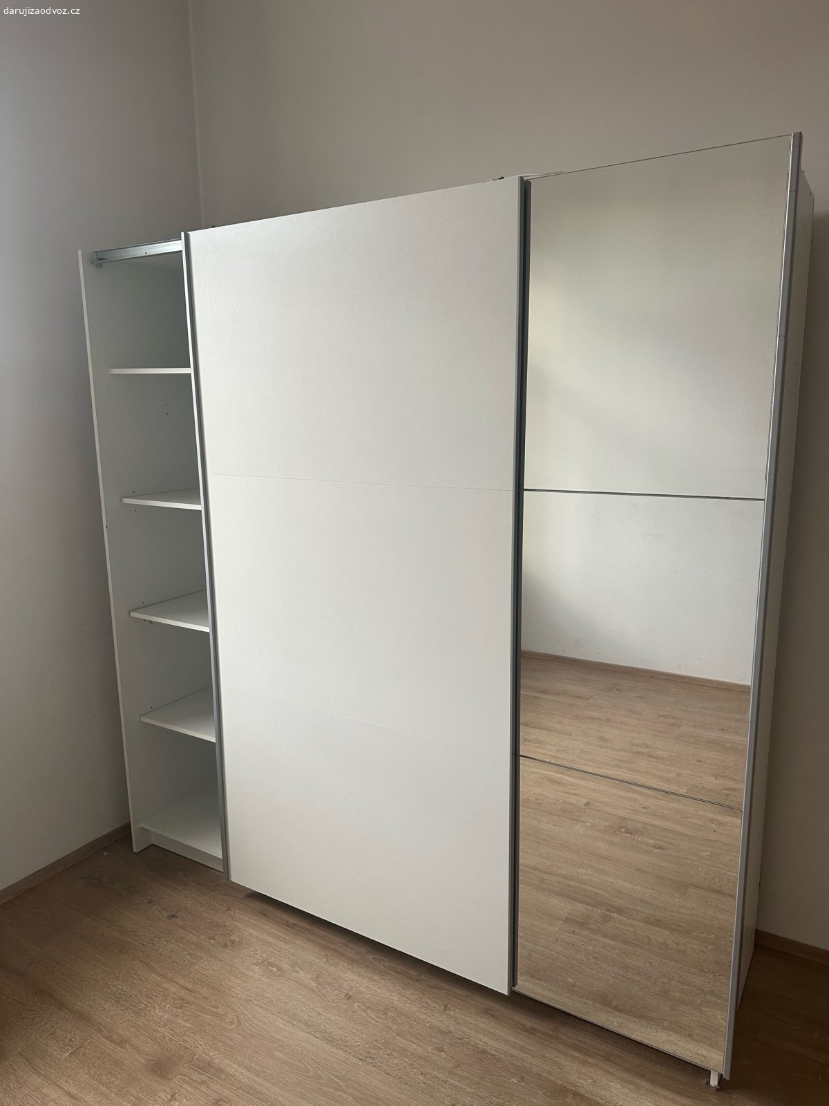 Skříň. Daruji za odvoz skříň, stáří 6 let. opotřebená, zrcadlo nepoškozené.