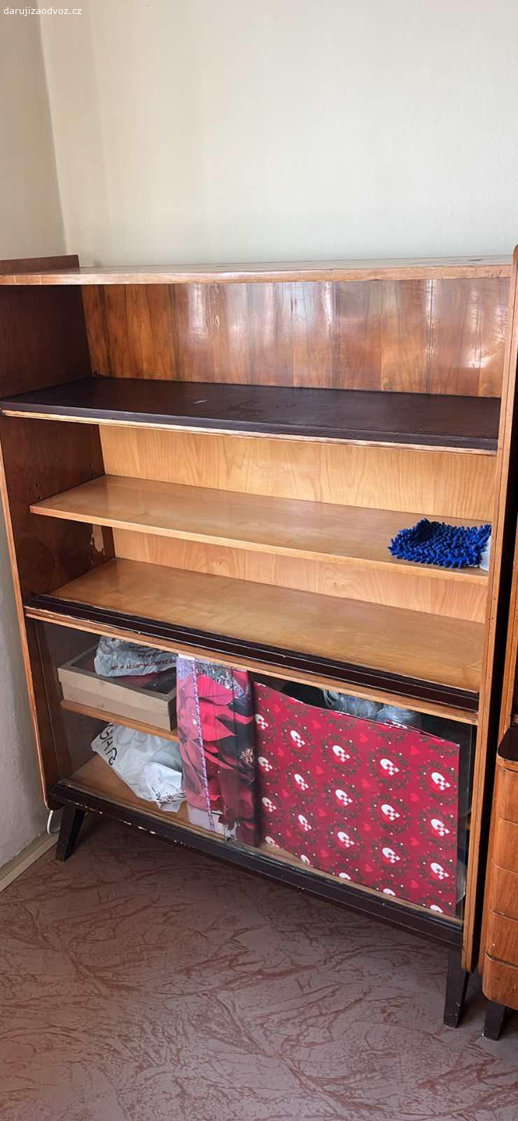 skříně Jitona. Nabízím 2 prosklené skříně a jednu šatní. Jitona  platnost do smazání inzerátu