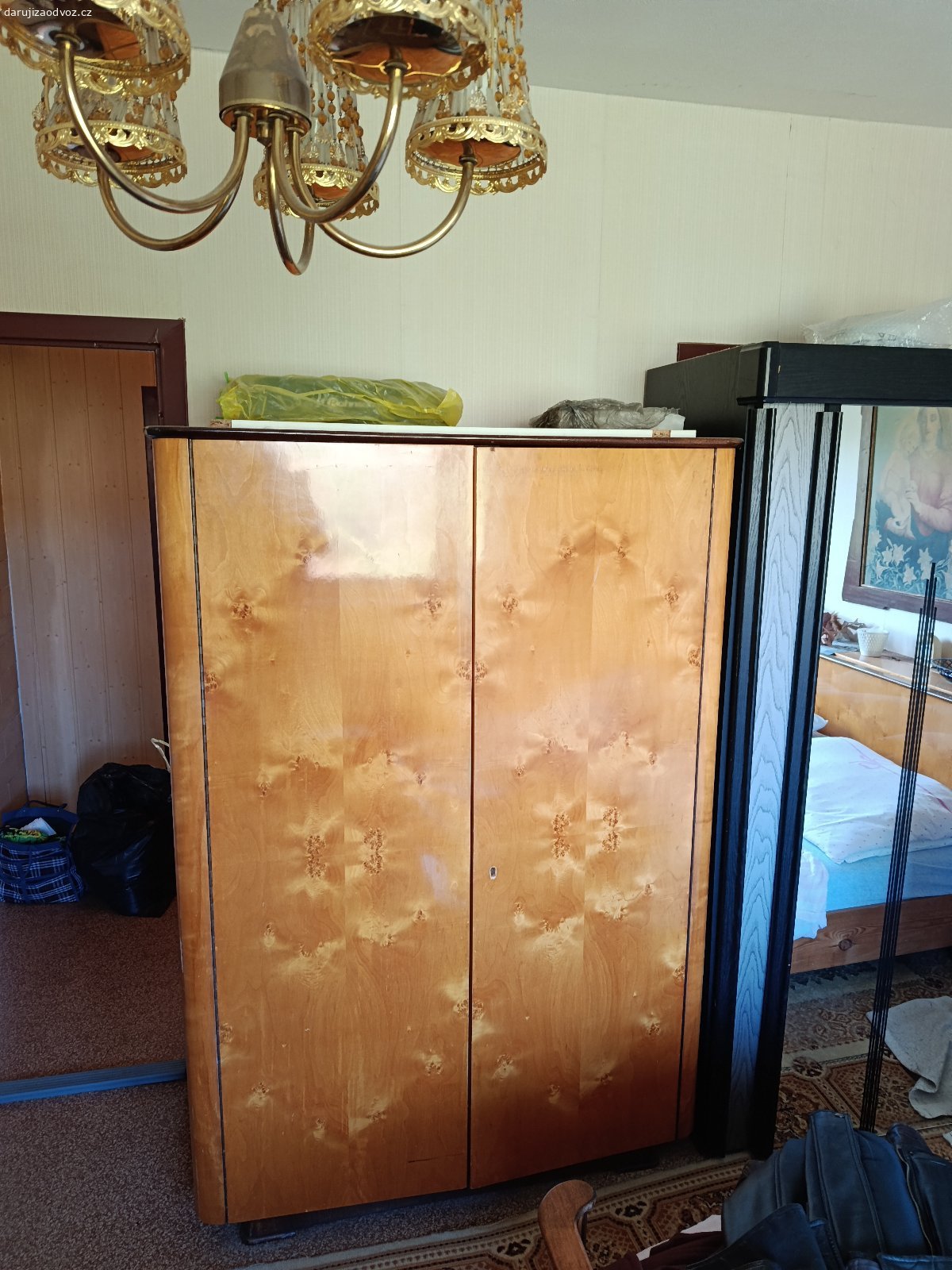 Skříně z ložnice za odvoz. Skříně 180 x 180 cm, a 180 x 120 cm, popřípadě celou ložnici včetně dvou stolků a postele