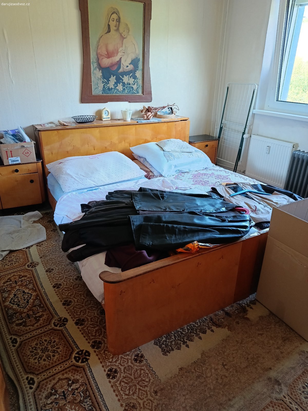 Skříně z ložnice za odvoz. Skříně 180 x 180 cm, a 180 x 120 cm, popřípadě celou ložnici včetně dvou stolků a postele