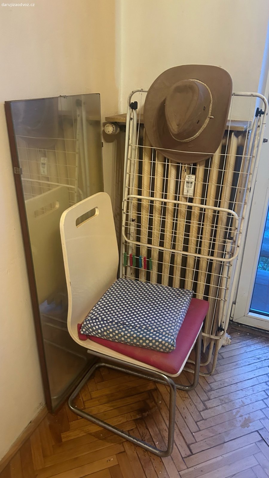 Skrine, židle. vše co je na fotkách, skříně, židle
