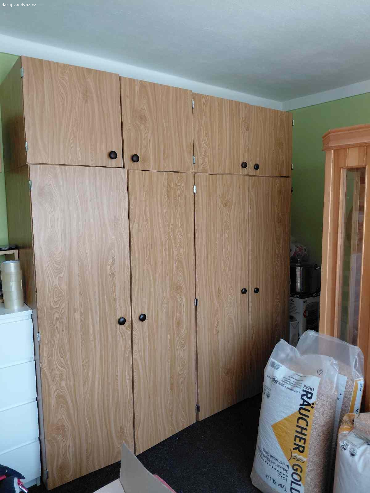 Skříně. Daruji za odcoz 2 šatní skříně
