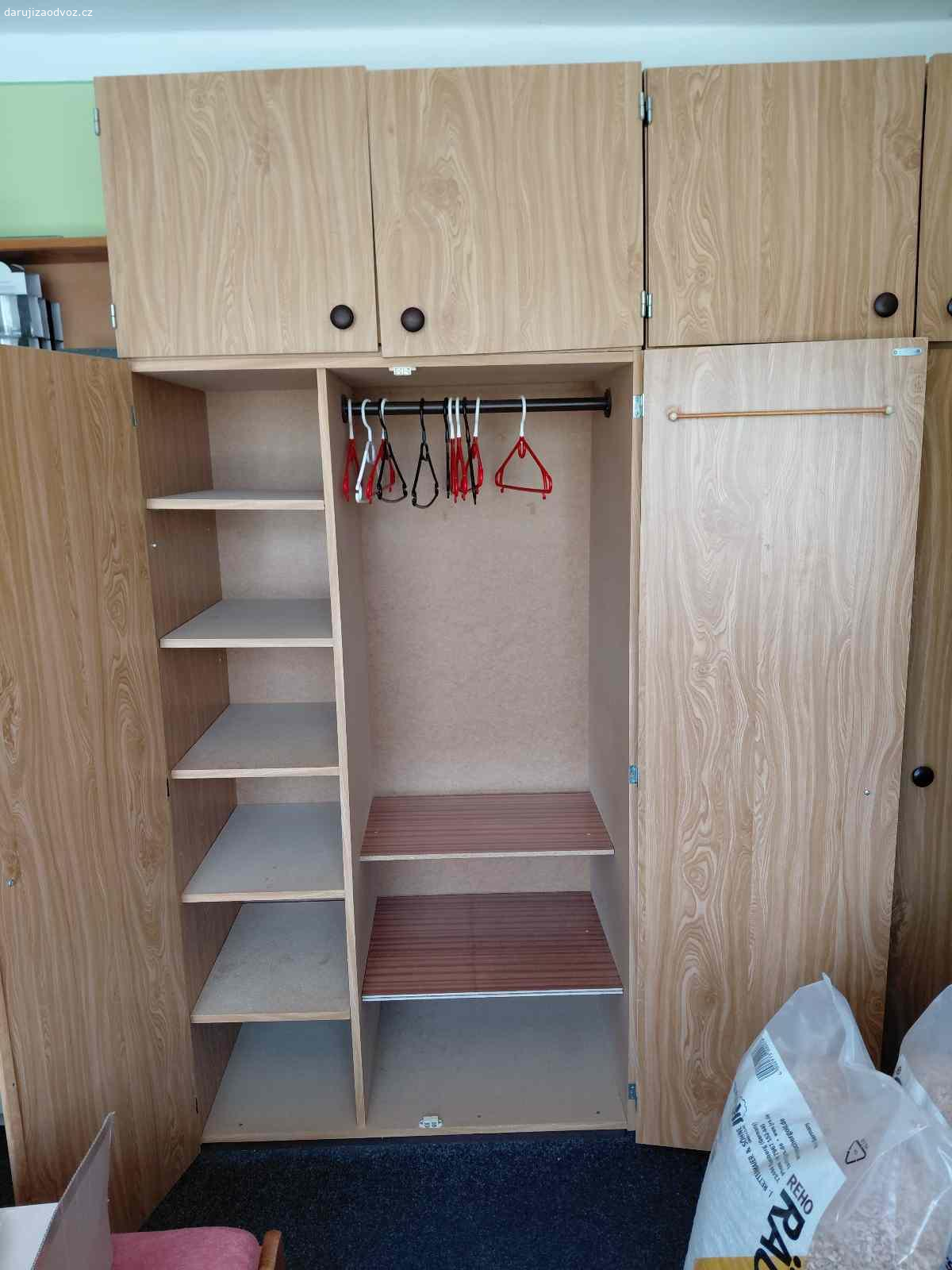 Skříně. Daruji za odcoz 2 šatní skříně