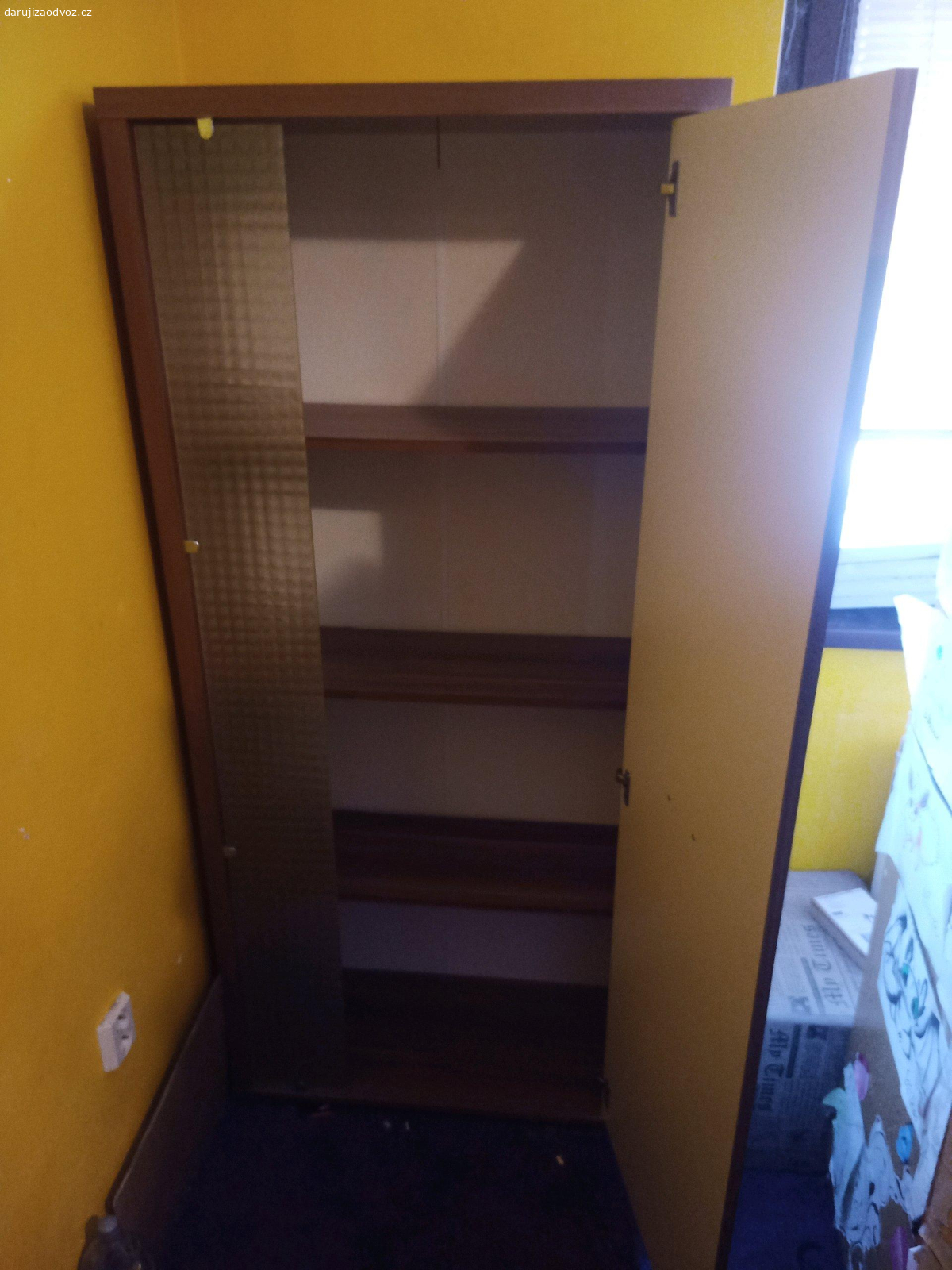 skříně. velká skříň s policemi výška180cm šířka 80cm délka 35cm, 2x menší skříňkyv 80 cm š 70cm d 35cm a stolek pod televizi.v 40 š 120 d 135