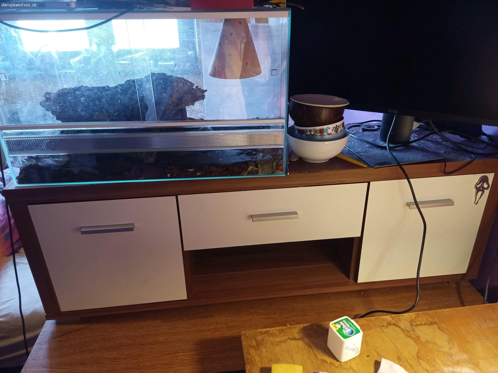 skříně. velká skříň s policemi výška180cm šířka 80cm délka 35cm, 2x menší skříňkyv 80 cm š 70cm d 35cm a stolek pod televizi.v 40 š 120 d 135