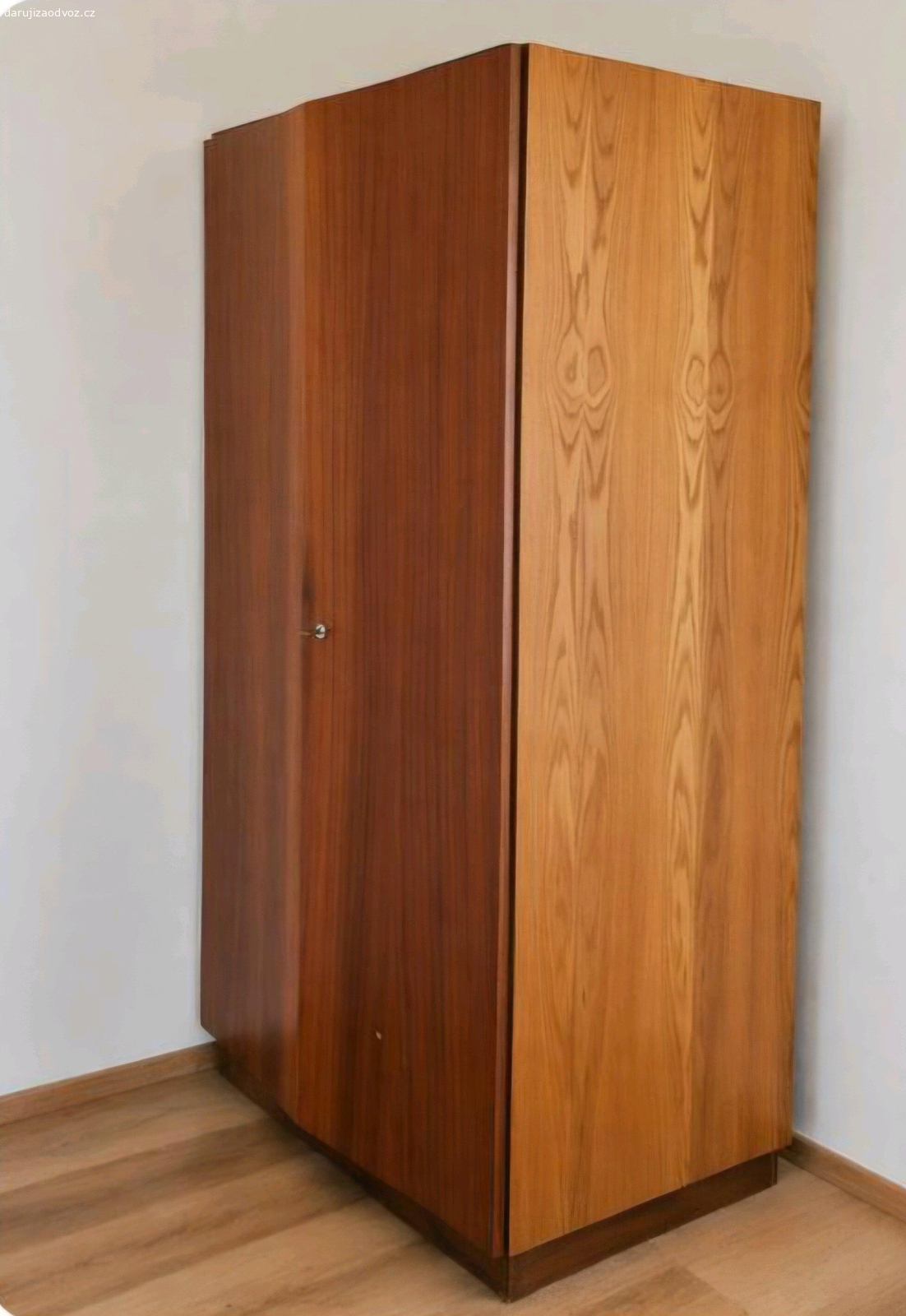 skříně. Daruji za odvoz ložnici skříně a obývák 70 léta