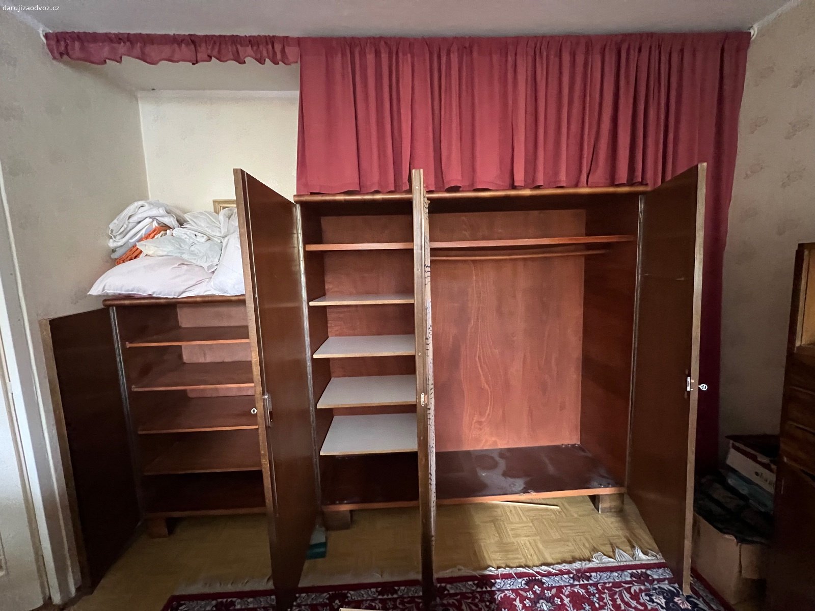 Skříně. Daruju za odvoz prostorné starší skříně a obývací stěnu. Podmínkou je vlastní odnos ze 4. patra a odvoz.
