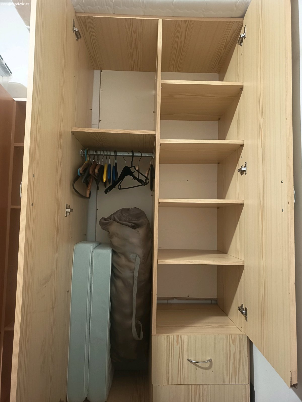 Skříně. Daruji za odvoz skříně