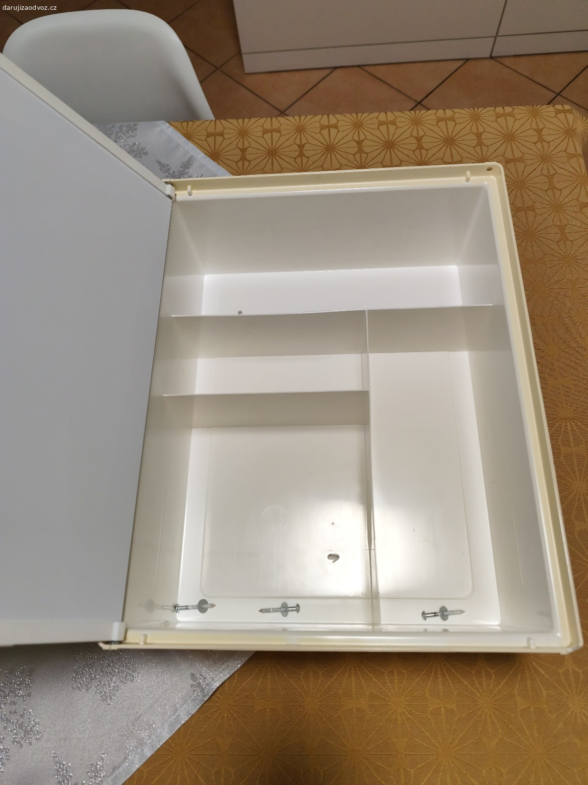 Skříňka do koupelny.. Daruji za odvoz skříňku do koupelny, šířka 33 cm, výška 40 cm, hloubka 15 cm.Pouze osobní předání.