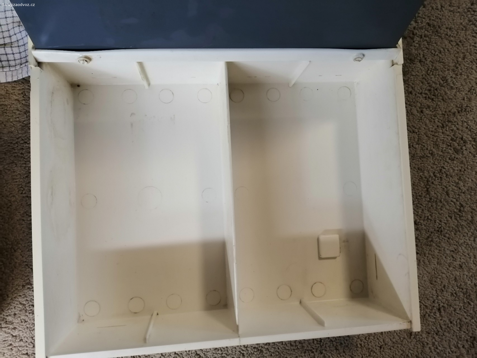 Skříňka na zeď. Výška 34
Delka 54
Hloubka 8,5 nebo 8,4, nejsem si jistá.
Uvnitř je jedna polička a sklo, které vytvoří druhou poličku.