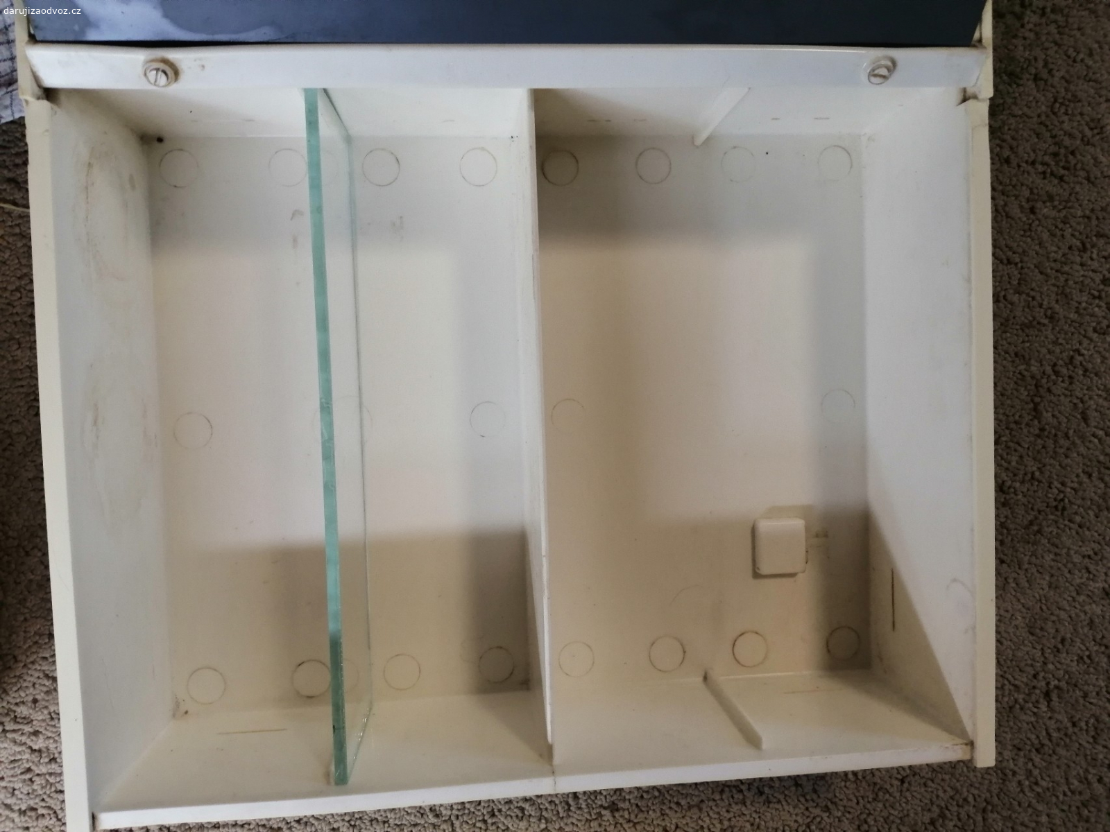 Skříňka na zeď. Výška 34
Delka 54
Hloubka 8,5 nebo 8,4, nejsem si jistá.
Uvnitř je jedna polička a sklo, které vytvoří druhou poličku.