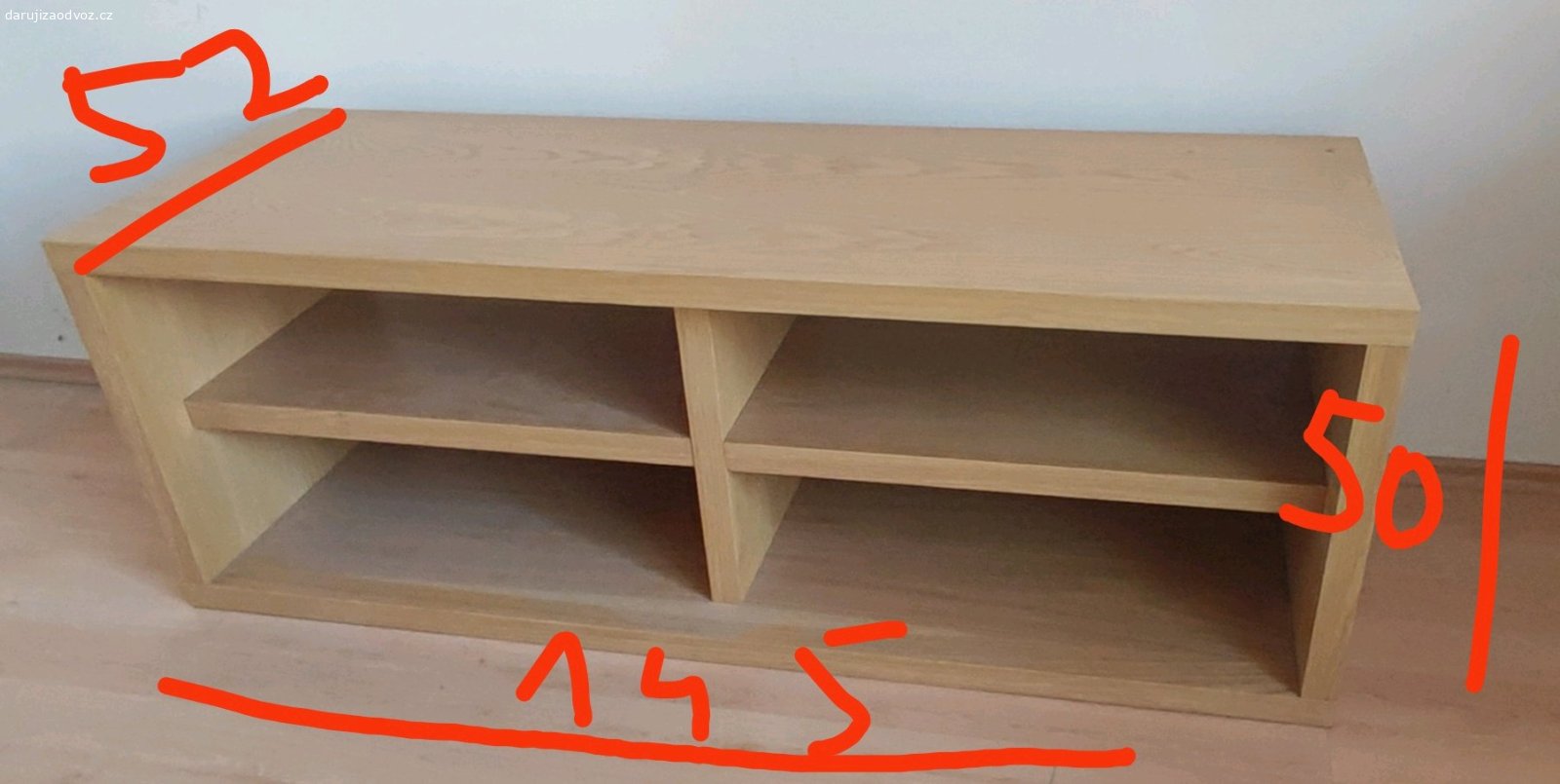 Skříňka nejen pod TV. Nabízím Skříňku nejen pod TV. Je hodně bytelná(z dvojité laminace). Unese opravdu dost (šla by na ni dát další skříňka).Vlastní odnos a odvoz(přízemí RD).